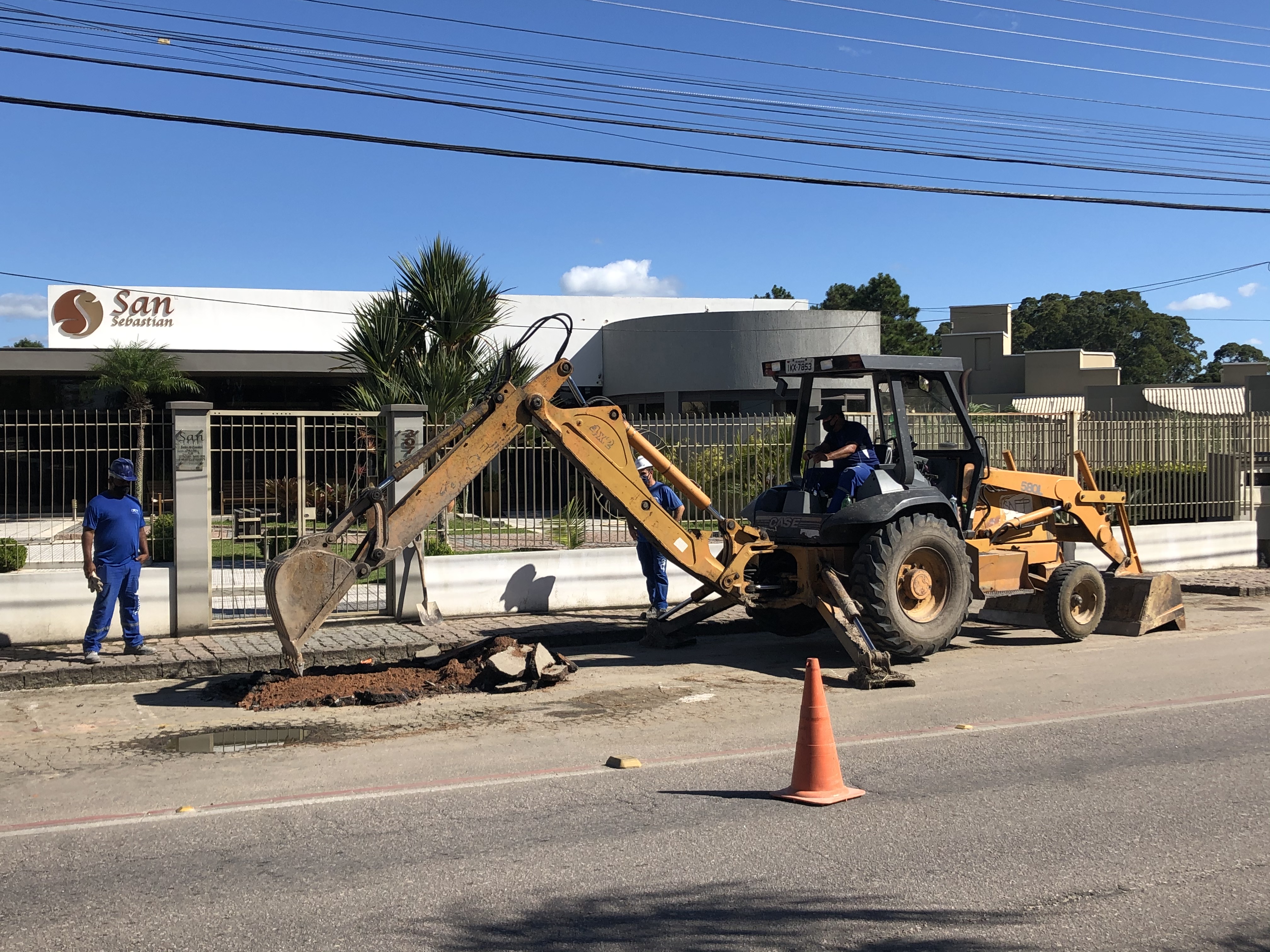 Diversas frentes de trabalho atuam na instalação de novos sistemas de drenagem, limpeza de canais e reparos na rede pluvial