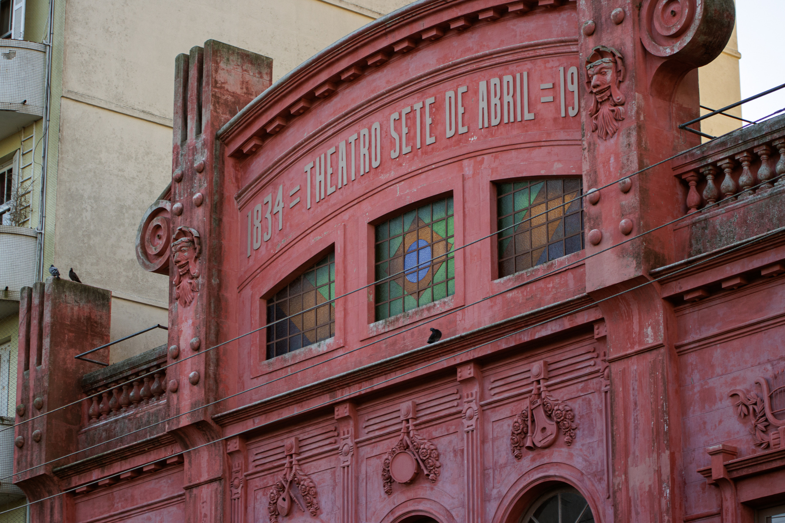 Celebração dos 214 anos coincide com reabertura do teatro histórico. Vitor Ramil e Tholl estão entre as atrações gratuitas e abertas ao público