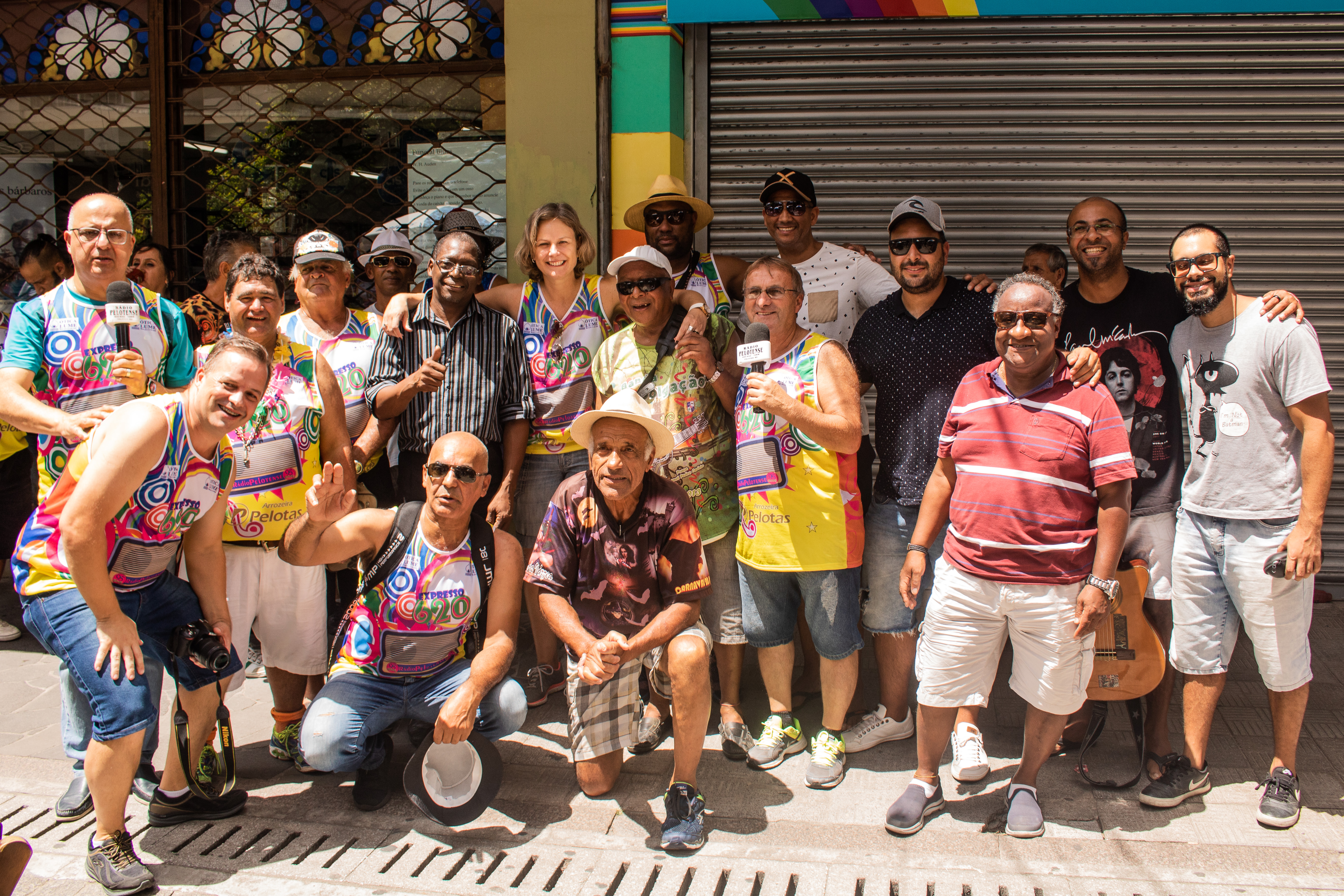 Entidade carnavalesca da Rádio Pelotense levou alegria ao Centro no início da tarde deste sábado (15)