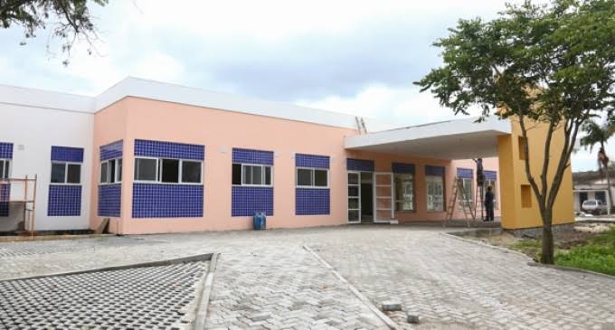 Trabalhadores de vários setores são preparados para a utilização de equipamento de proteção individual no local que será referência para possíveis casos de Covid-19
