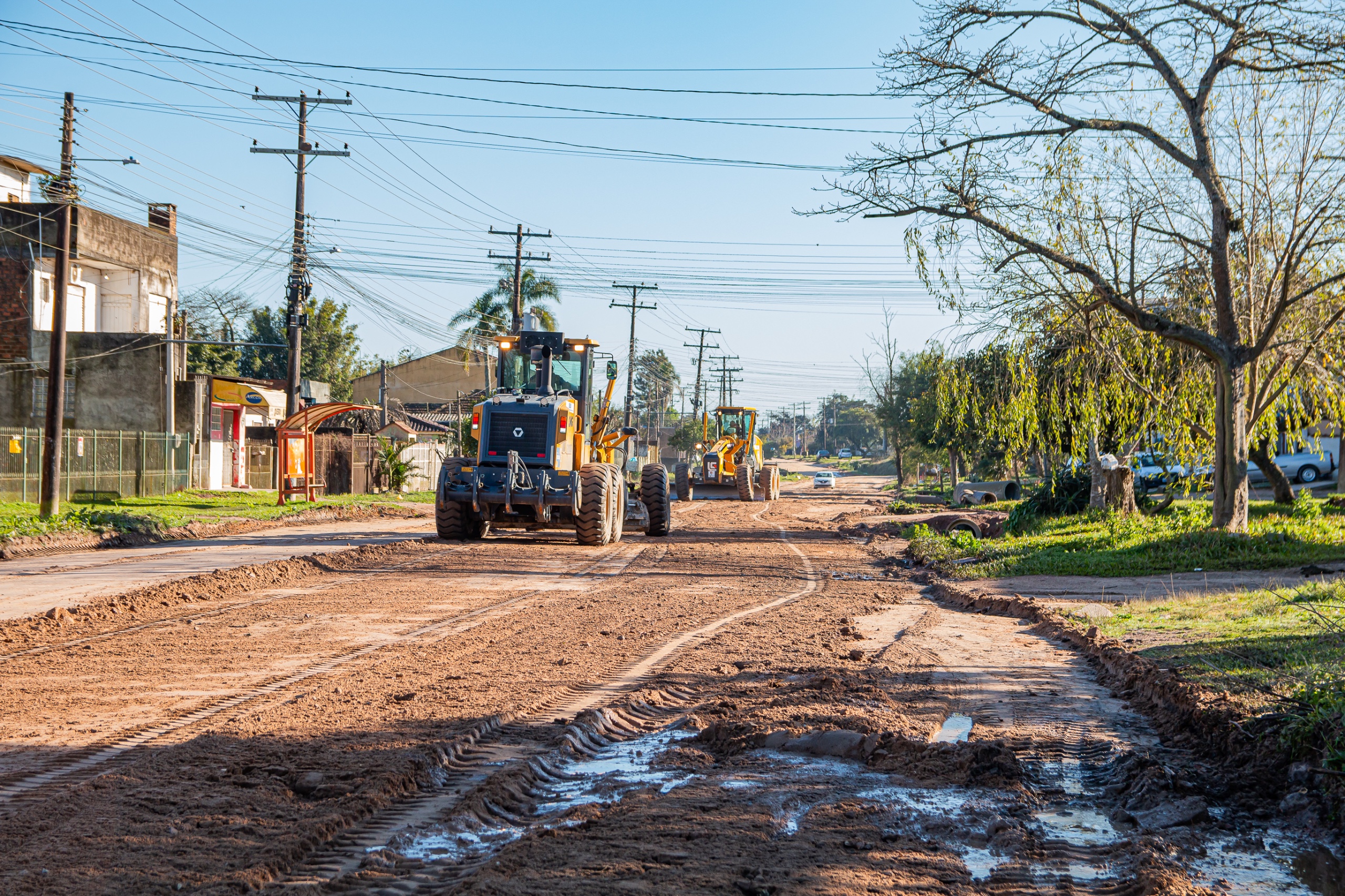 Serviços continuam nesta quarta-feira (6) na região com mutirão de roçado e recolhimento de entulhos. Município também promove frente de trabalho na zona norte