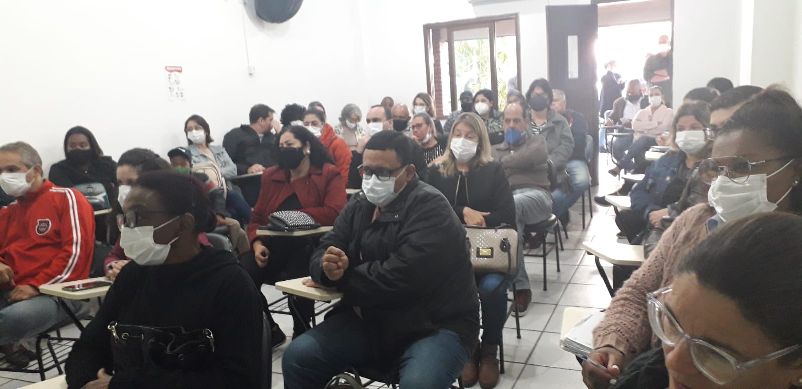 Cerca de 120 recepcionistas, que atuam no acolhimento das UBSs, participam de oficinas nesta sexta-feira