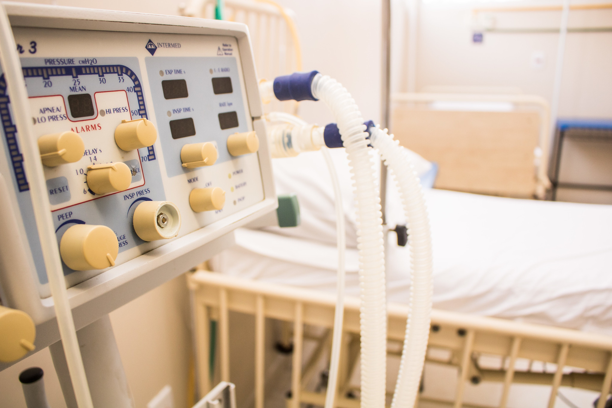 Sem financiamento federal e com a queda no número de casos, os leitos de enfermaria para coronavírus serão fechados a partir desta terça-feira (15). Os hospitais passarão a atender os pacientes em espaços de isolamento