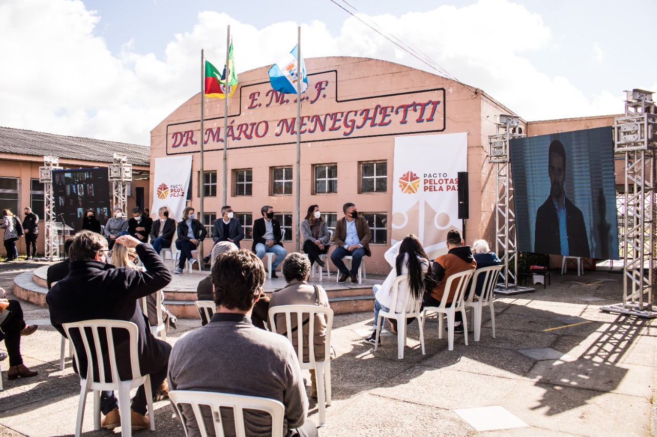 Evento contou com uma série de ações, na Emef Mário Meneghetti. Durante a ocasião, a prefeita Paula Mascarenhas assinou termo de compromisso para adesão com o projeto Pé de Infância, da Rede Urban95