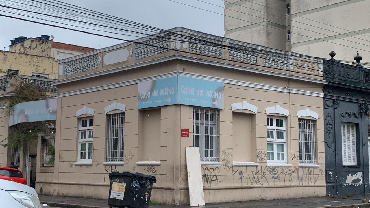 Vacinadores participam de curso de capacitação no local. Acompanhe atualização dos números de doses aplicadas