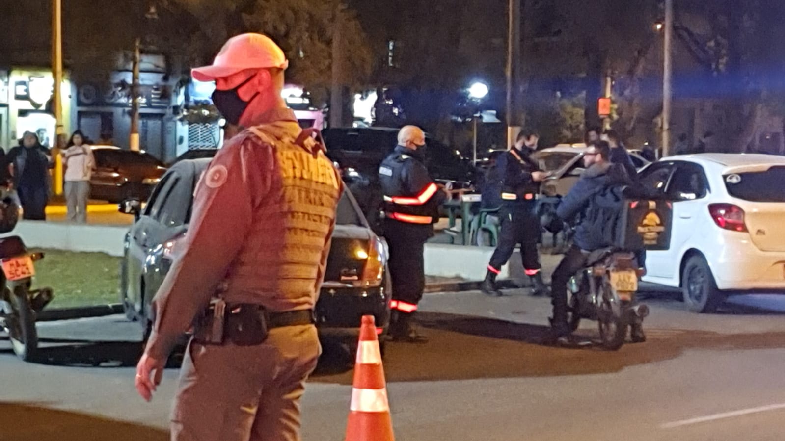 Entre segunda (11) e a madrugada desta terça-feira (12), 124 veículos foram revistados e 36 abordadas por agentes em serviço