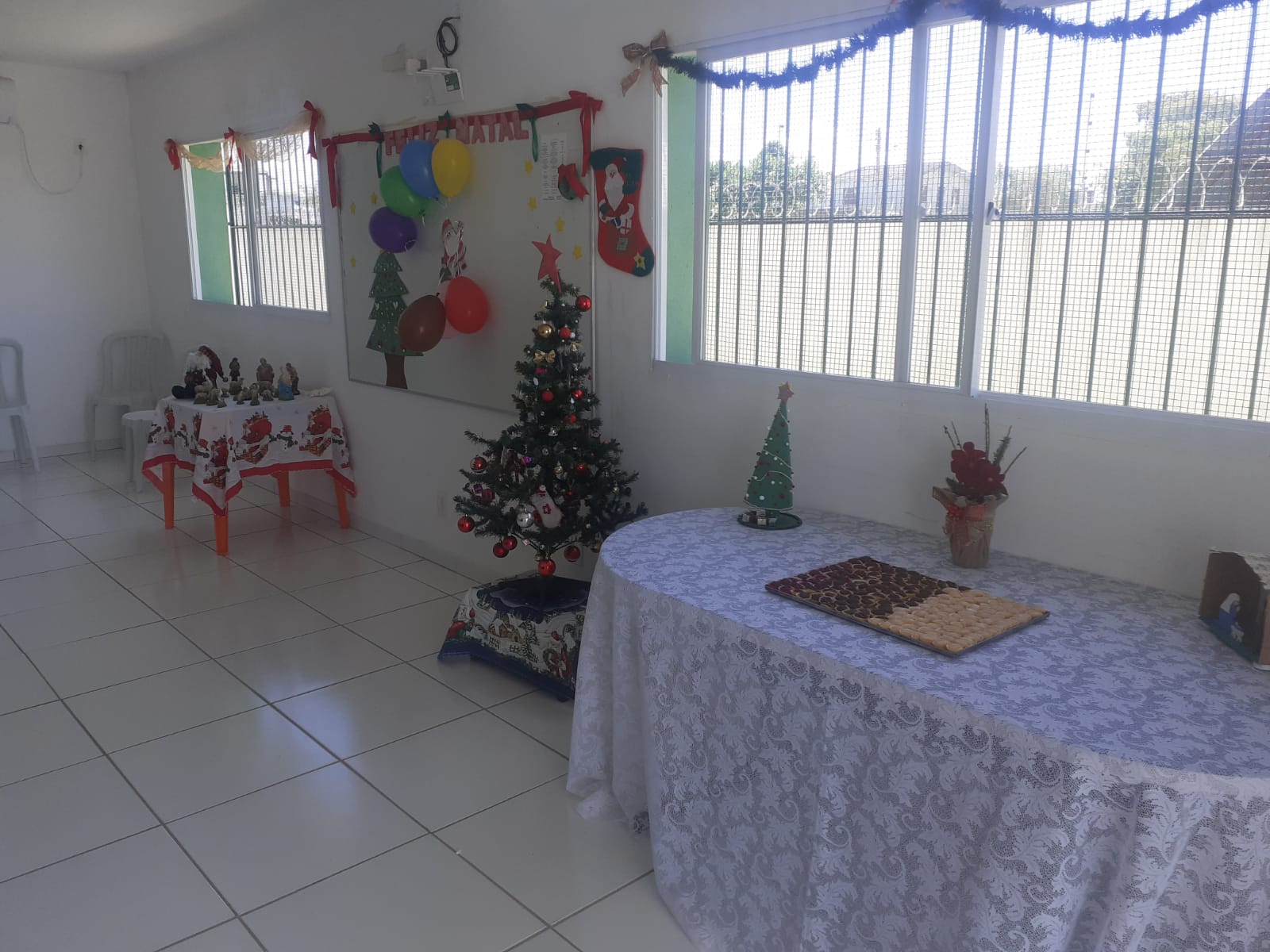Na festa de Natal teve presentes, lanche e muita diversão