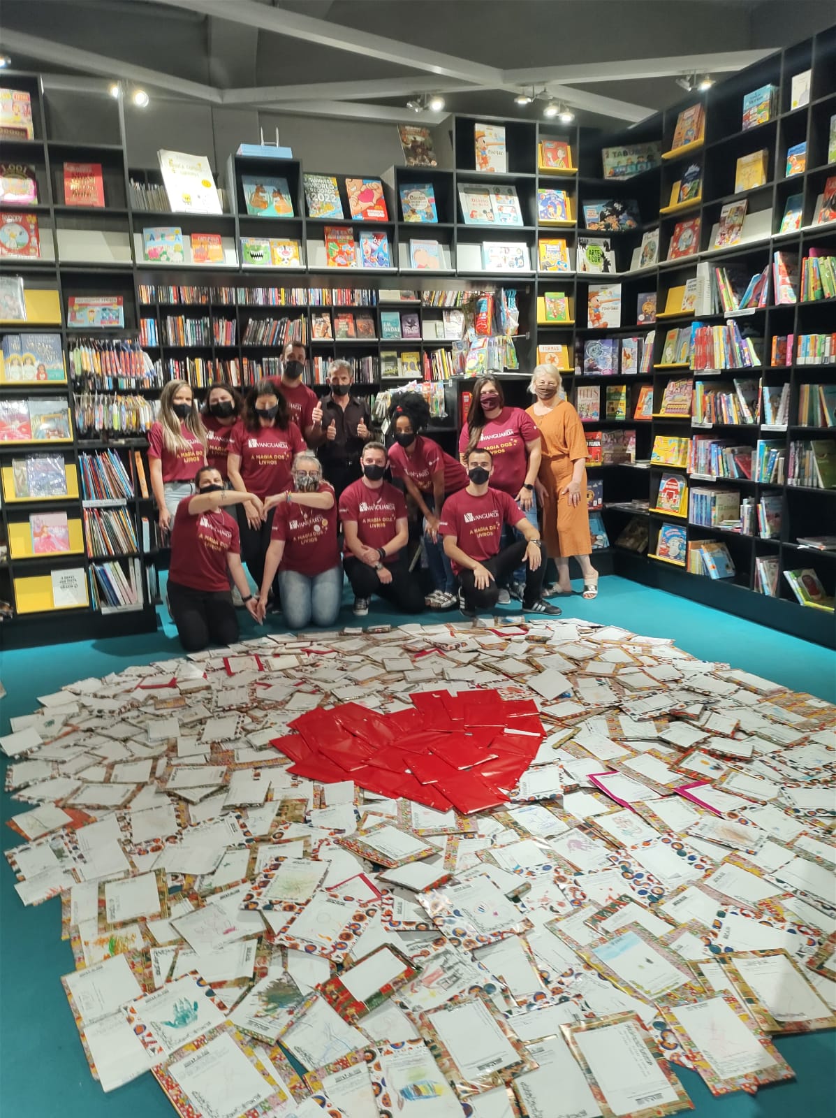 Através da campanha “Adote uma cartinha - o Papai Noel dos Livros”, Livraria Vanguarda entregou mais de mil exemplares aos pequenos atendidos pelo PIM no Município