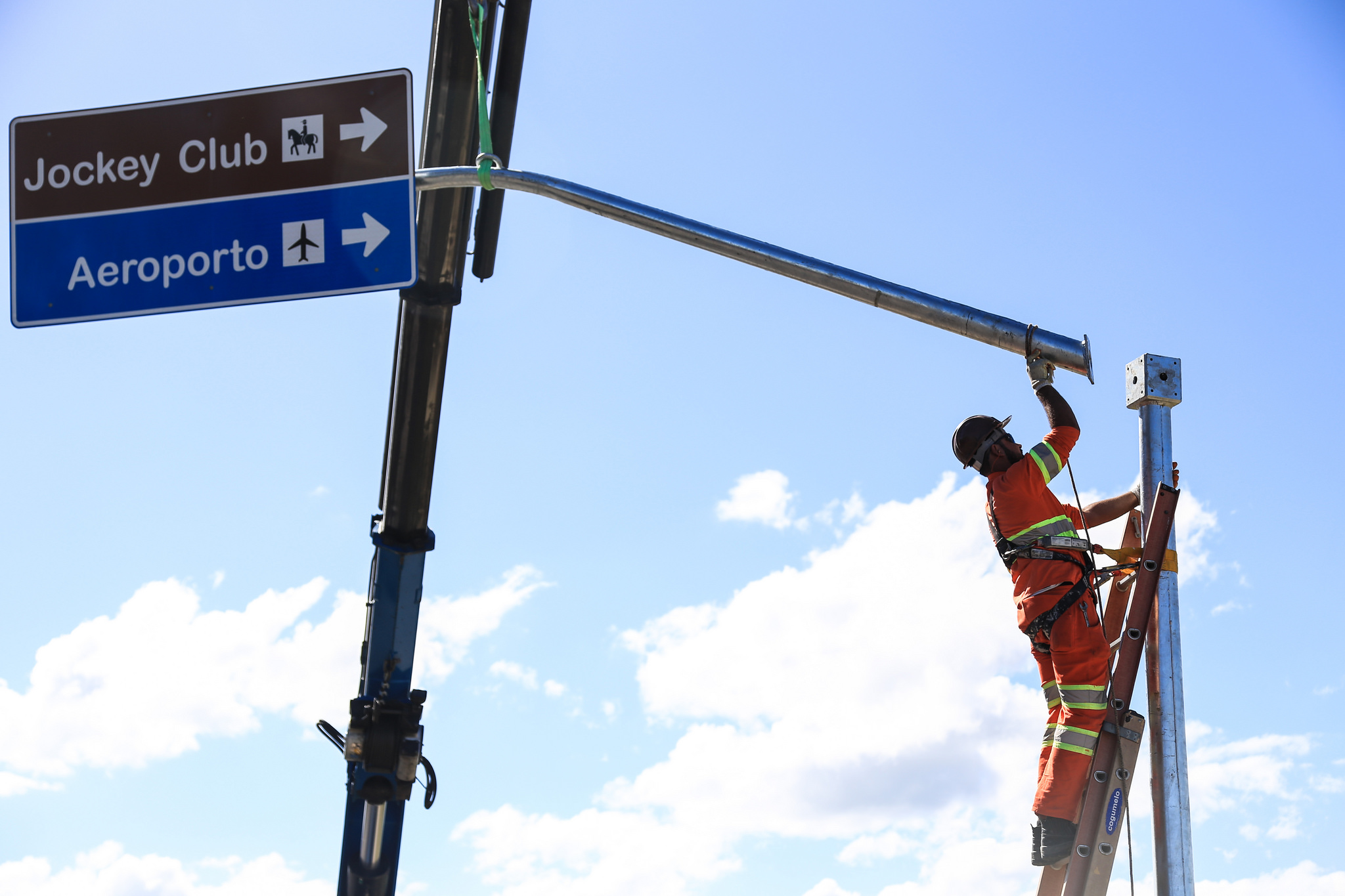 São 76 placas verticais em vias do município e 12 no solo