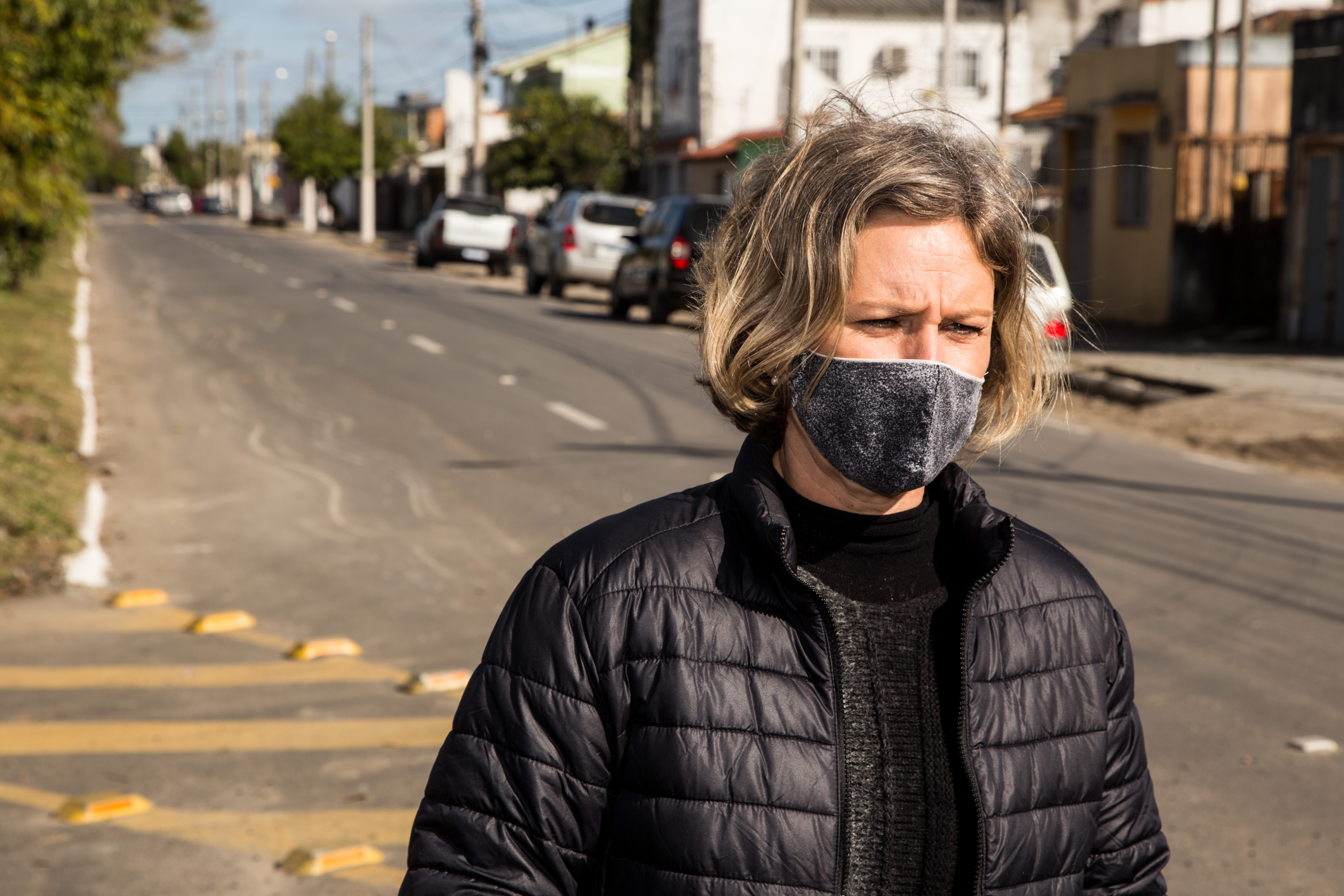 Prefeita vistoria obra concluída e entrega avenida Artur de Souza Costa, revitalizada, ao uso da comunidade. A rua Dona Darcy Vargas, no Navegantes III, também recebeu melhorias