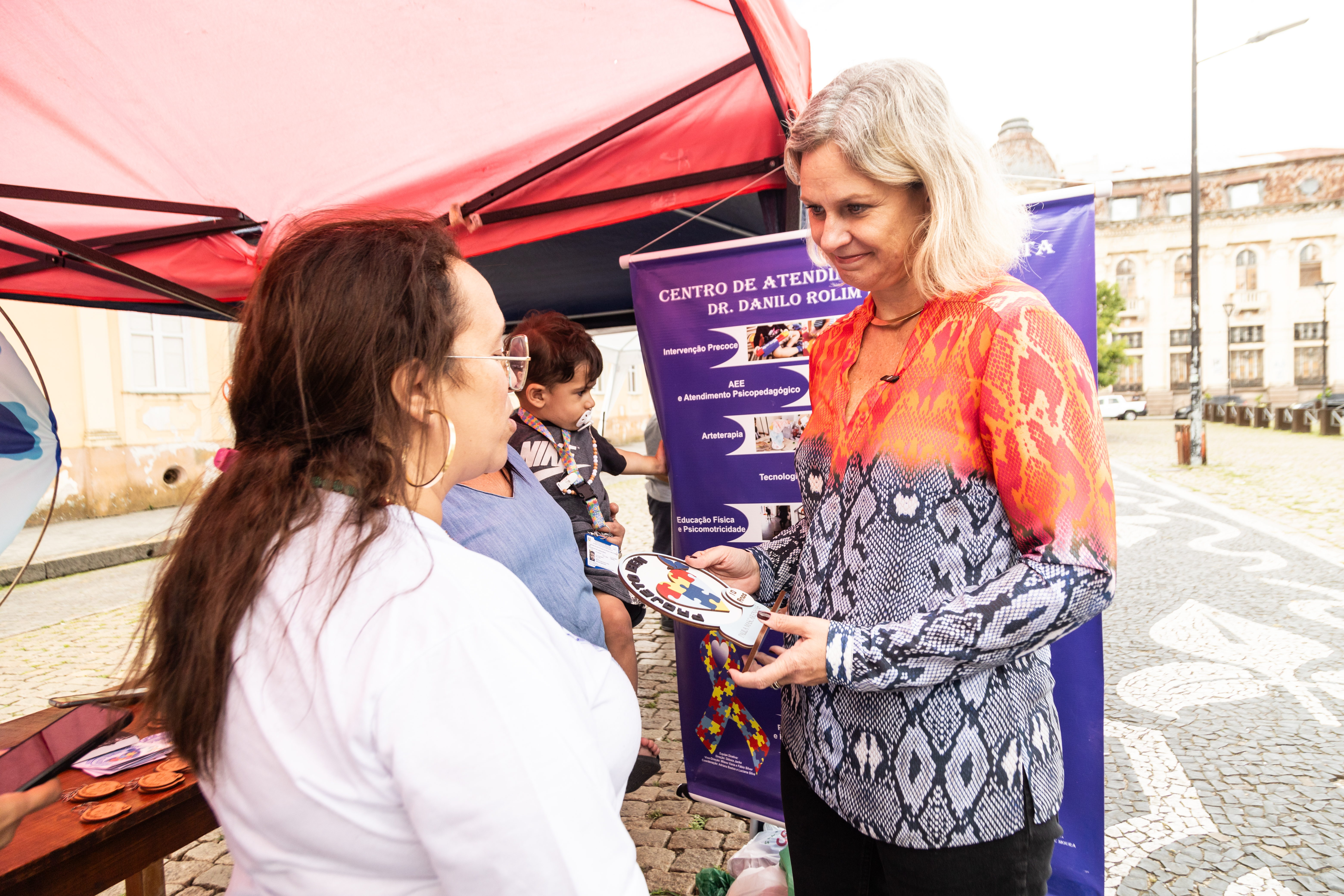 Atividade do Centro de Atendimento ao Autista foi realizada no Largo do Mercado e contou com exposição de obras de arte dos alunos