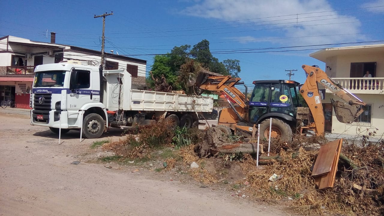 Ação resultou no recolhimento de mais de 290 toneladas de entulho. Equipes também fizeram a limpeza da valetas
