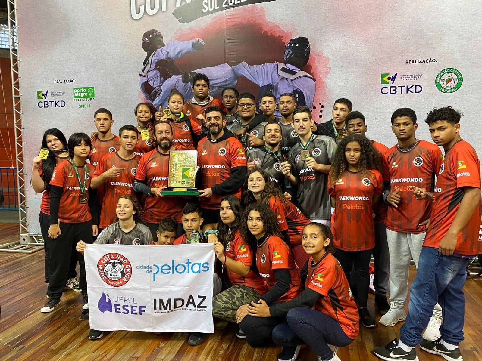 Foram classificados 35 jovens do projeto Quem Luta Não Briga, que compõe o eixo de prevenção do Pacto Pelotas pela Paz. A equipe irá participar de evento nacional no Estado de Goiás neste fim de semana