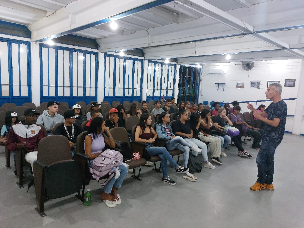 Modalidade também oferece atividades para reforçar os conhecimentos adquiridos e a realização de cursos profissionalizantes