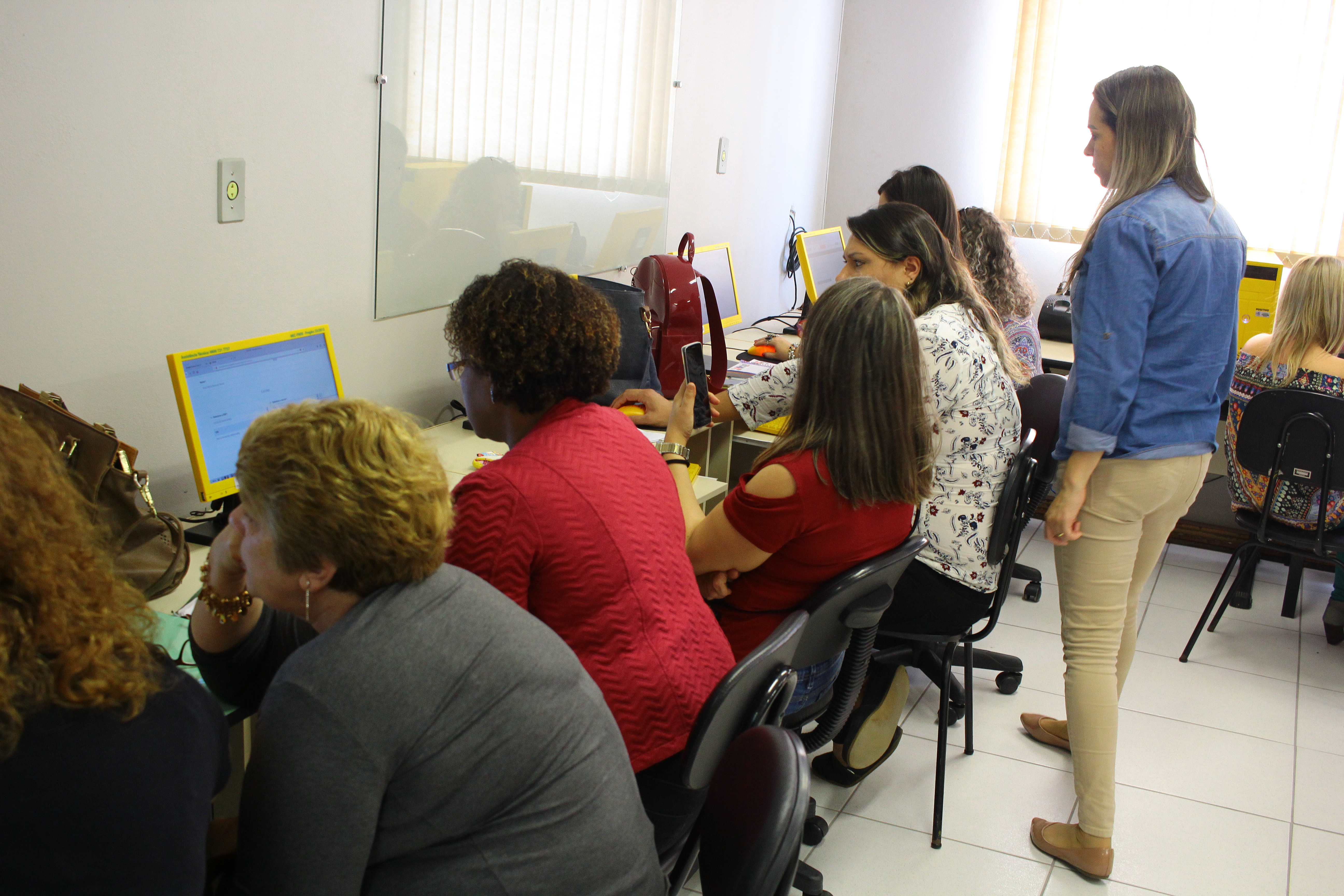 Profissionais são treinados para inserir dados em sistema online criado pelo Estado