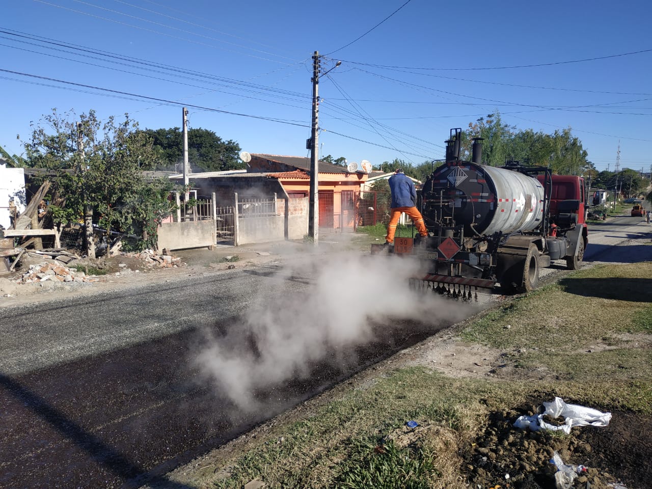 Com a cobertura de material asfáltico, em 220 metros, via do Dunas passa a ter qualidade em toda a extensão