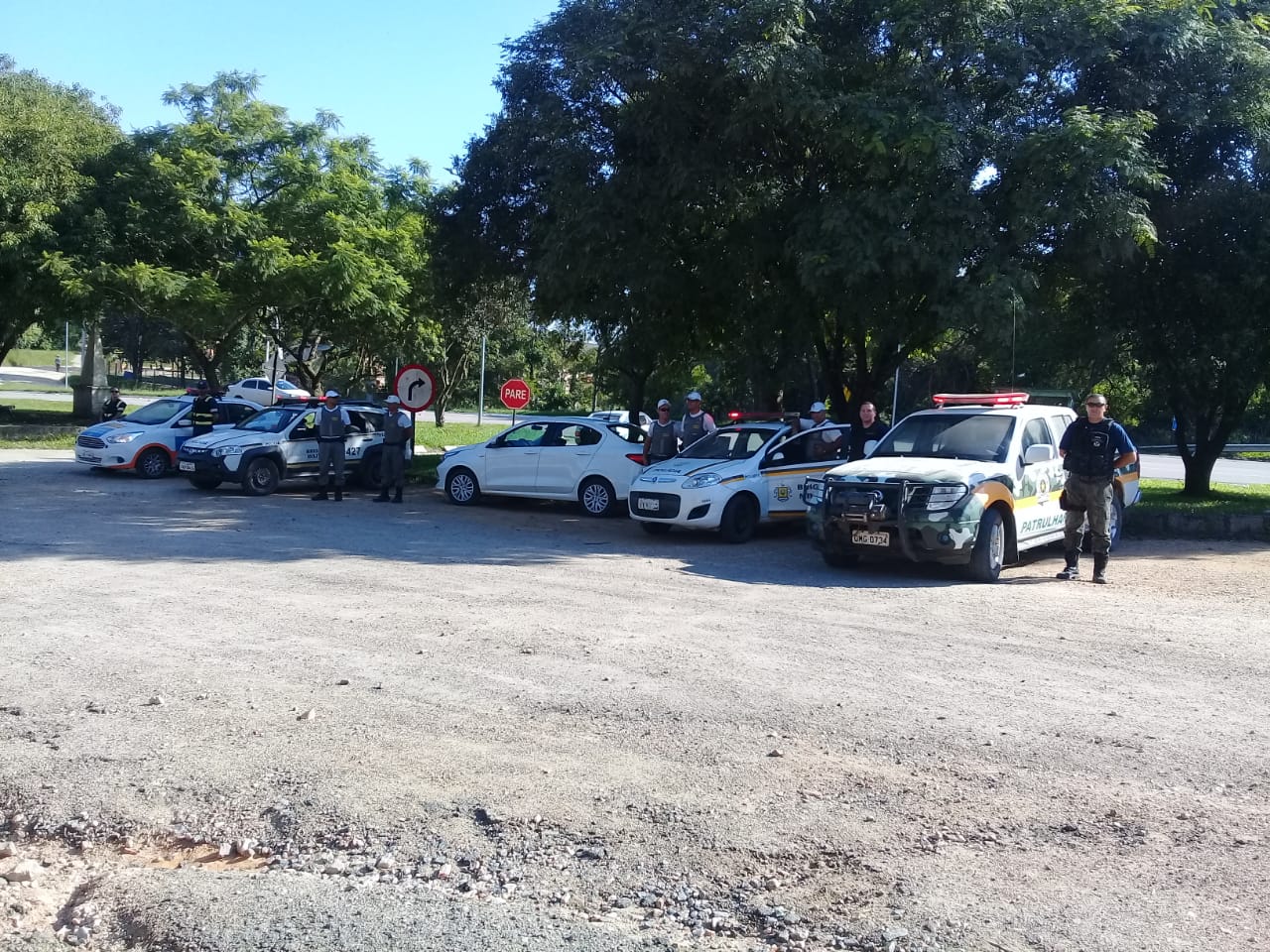 Ações reuniram 39 agentes e 20 viaturas. Quatro carros foram autuados e duas pessoas presas