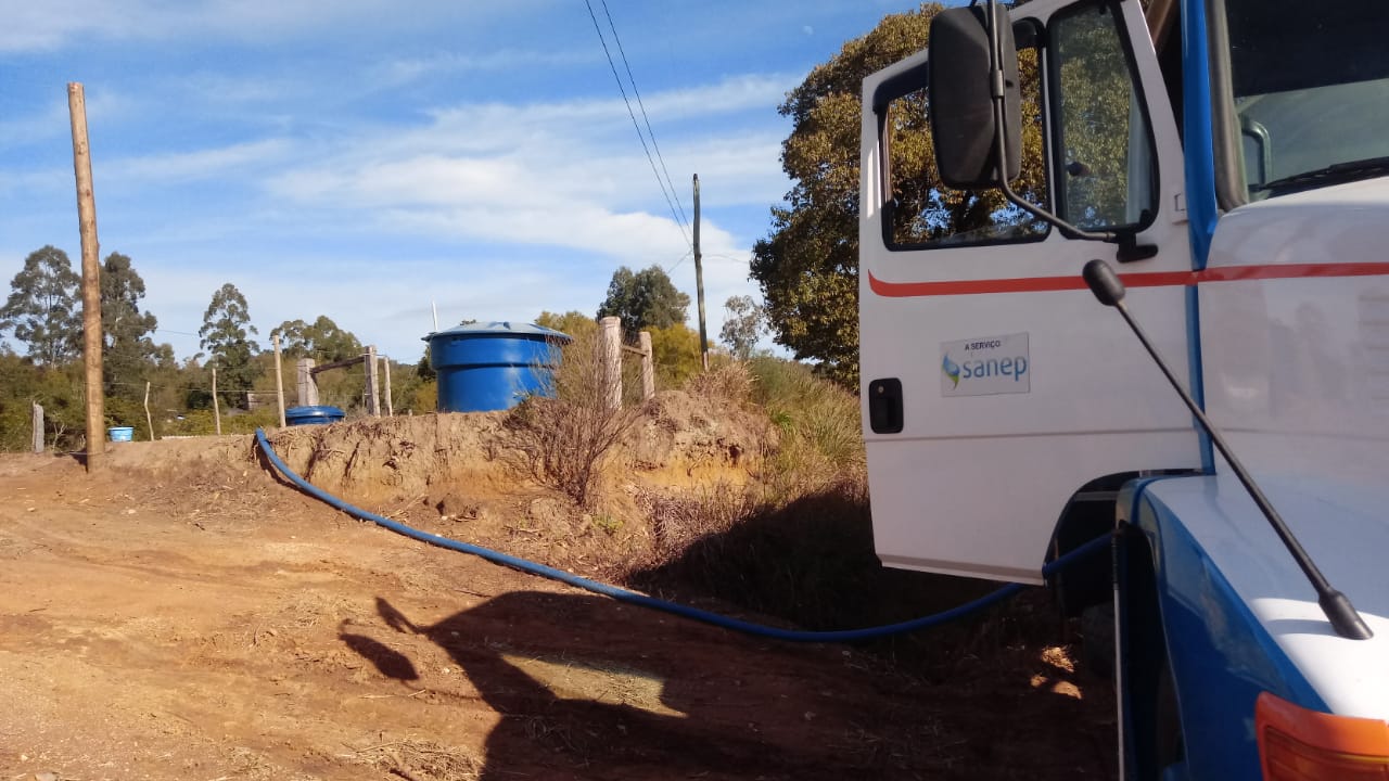 Chuvas ocasionais deste mês estabilizam os prejuízos na produção, mas zona rural ainda tem 400 famílias atendidas por caminhões