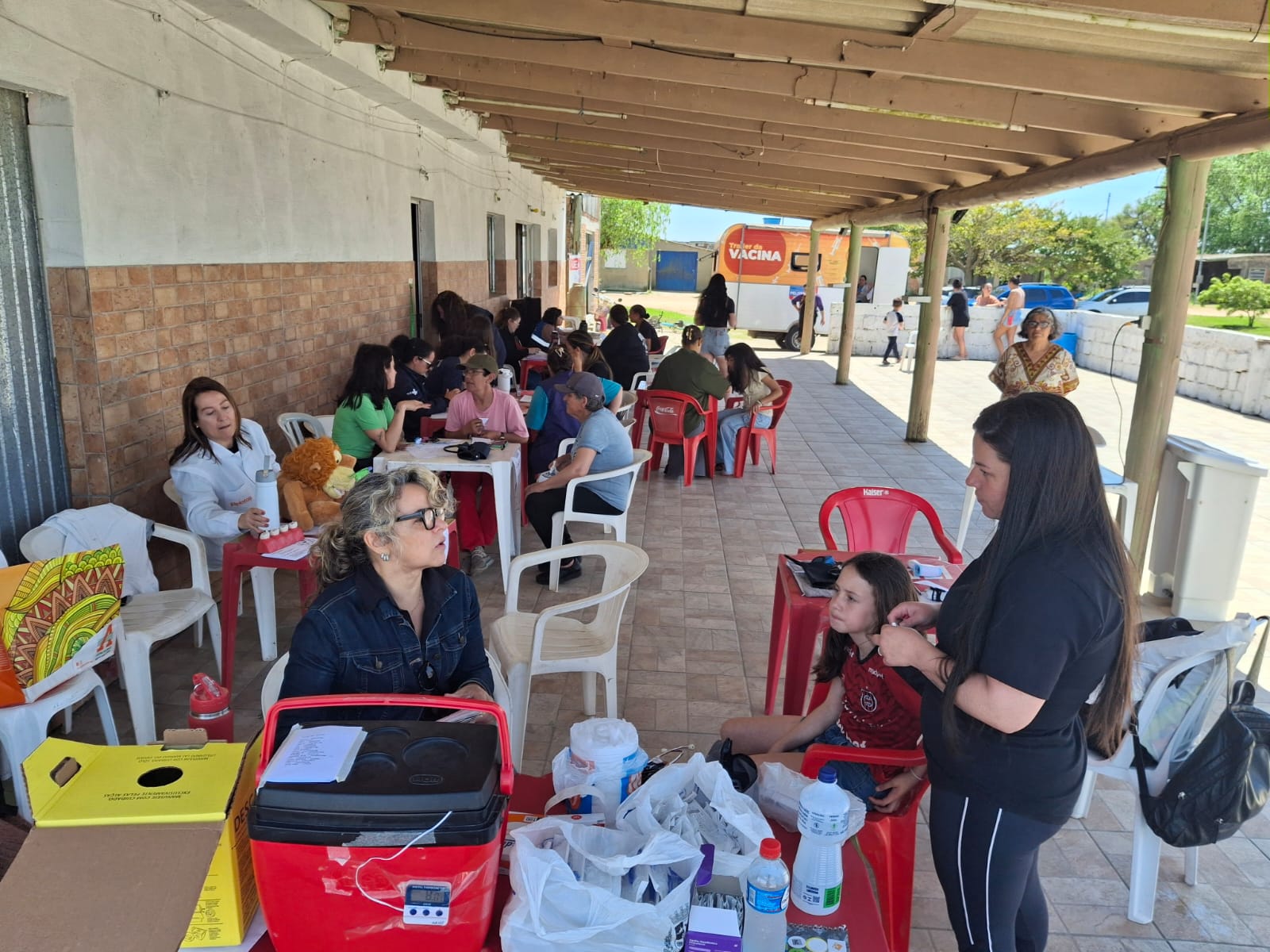 Equipe da UBS Laranjal prestou atendimento na localidade e dezenas de moradores aproveitaram a oportunidade
