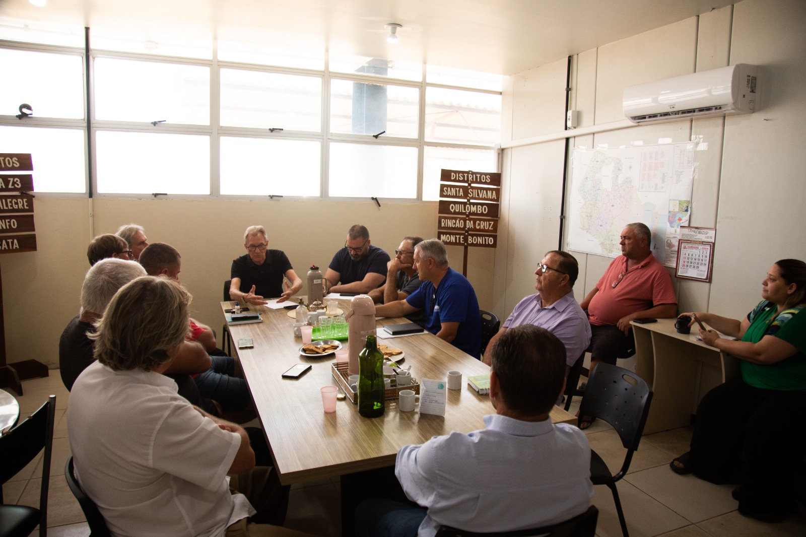 Vice-prefeito e secretário de Desenvolvimento Rural, Idemar Barz, promove reunião de trabalho com os oito administradores distritais
