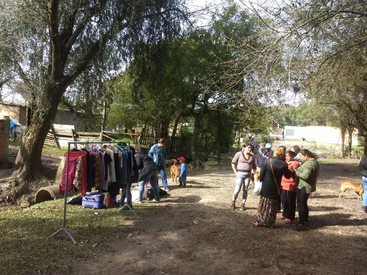 Equipes de diversas secretarias estiveram na Ocupação Santa Cecília, nesta quinta-feira (15), para estreitar os laços com os moradores