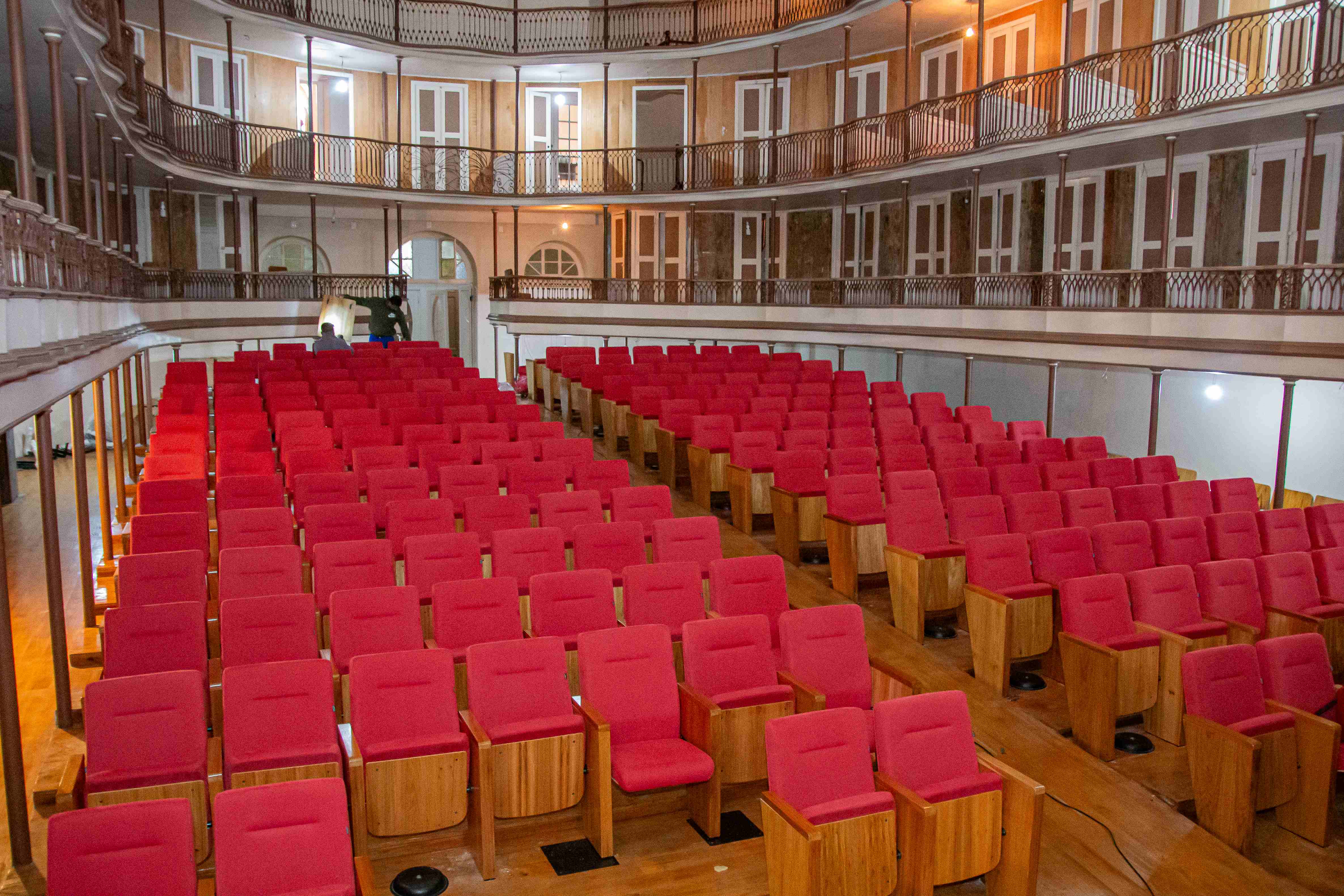 Prefeito Marroni e secretária Carmem estiveram no Theatro para acompanhar a montagem, que deve ser concluída nesta quarta-feira