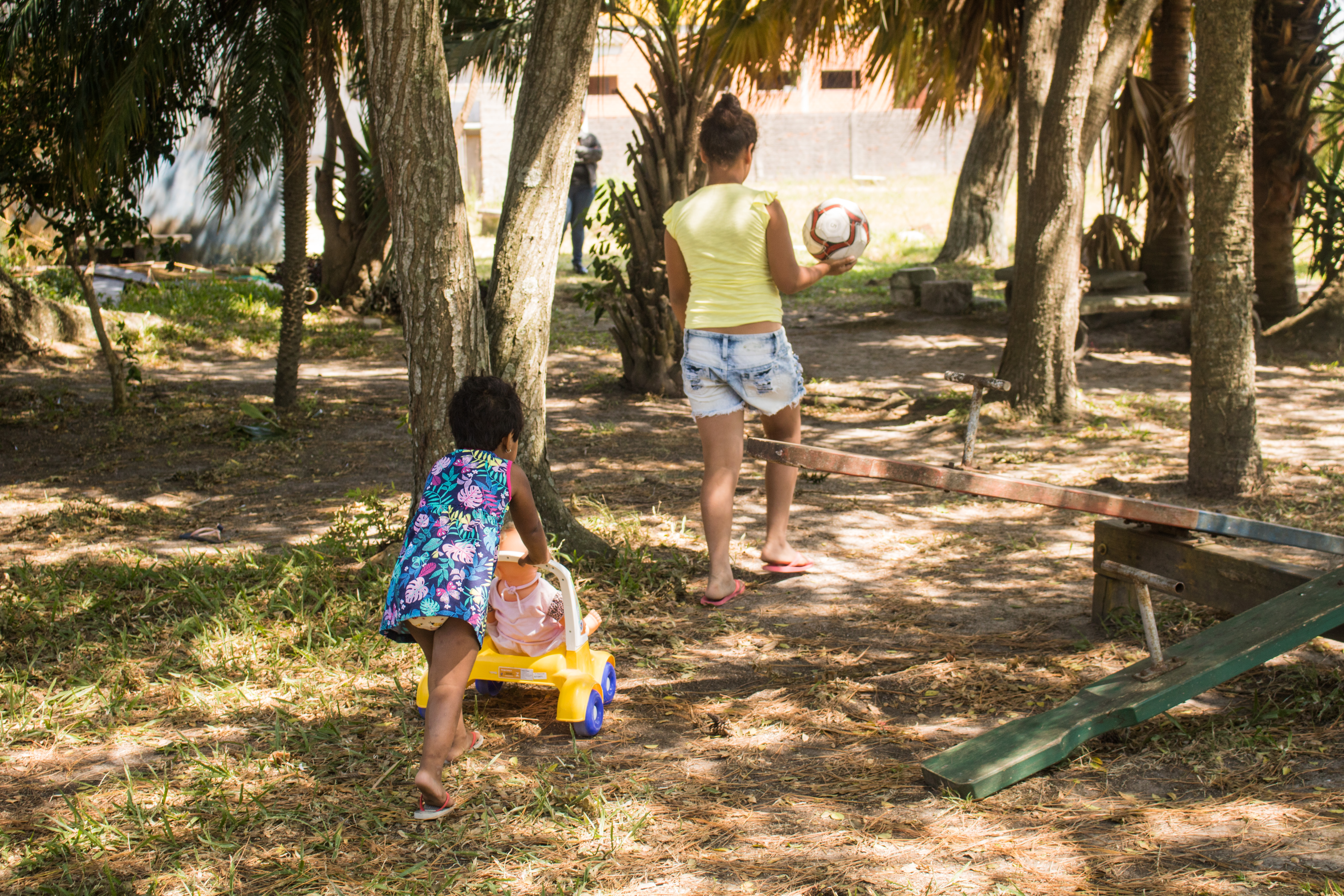 Meninos e meninas, entre 6 e 15 anos, frequentam o local – onde encontram atividades e alimentação – no turno inverso da escola