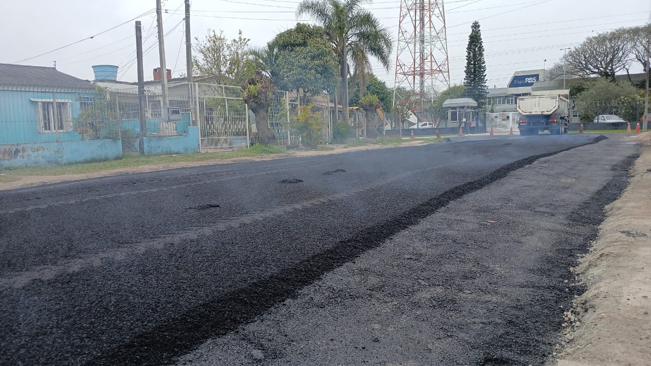 Equipes da Secretaria de Obras trabalharam também em tapa-buracos em vias do Centro e Areal e compactação do Leito Férreo Canguçu, nas Três Vendas