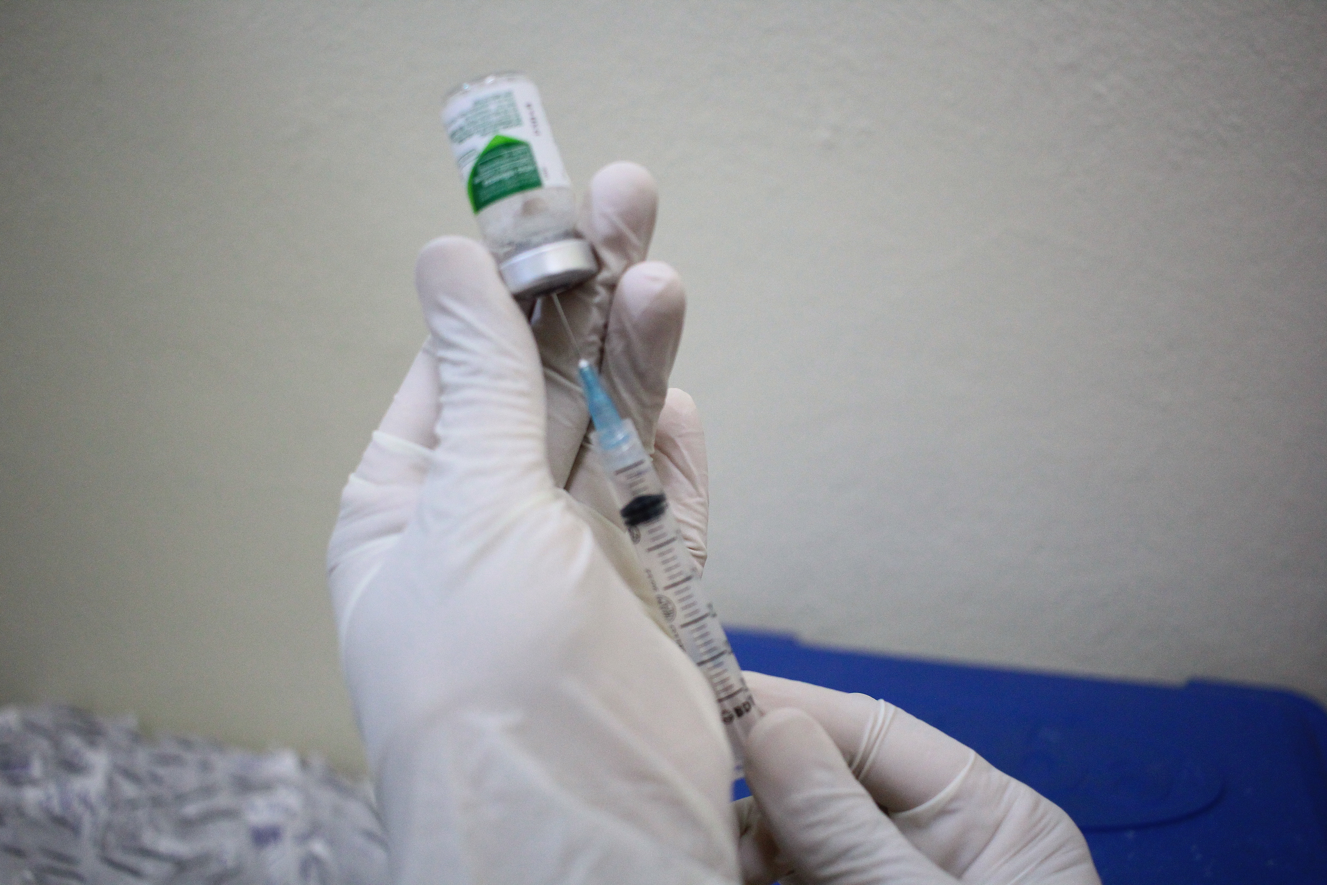 Com pouco além da metade da meta do público prioritário imunizada, Prefeitura pede que pais levem os filhos para tomar a vacina