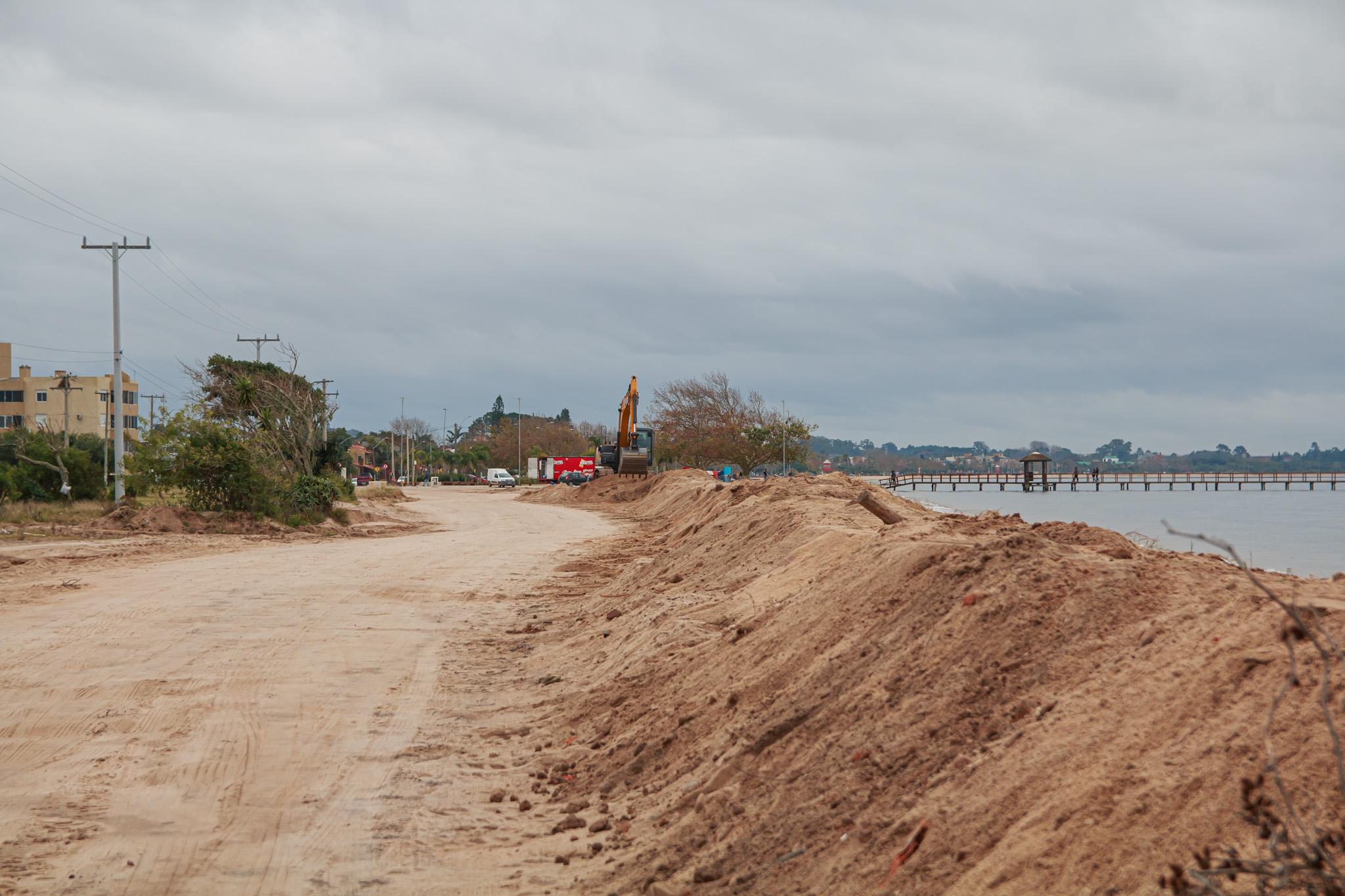 Obras de contenção estão sendo realizadas pela Prefeitura