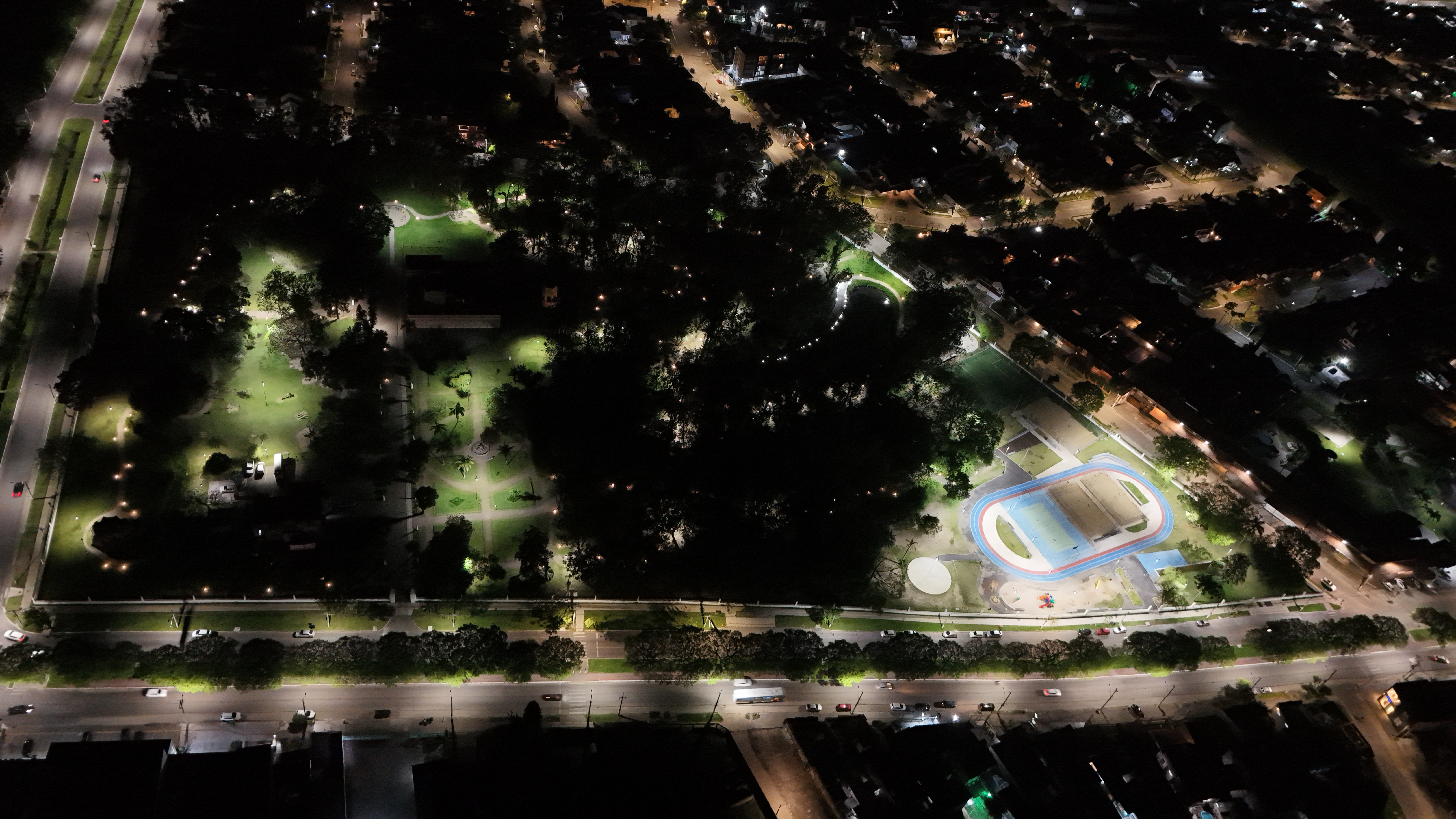 Ato simbólico reuniu autoridades para marcar a conclusão da rede elétrica e o pleno funcionamento da iluminação em todo o parque