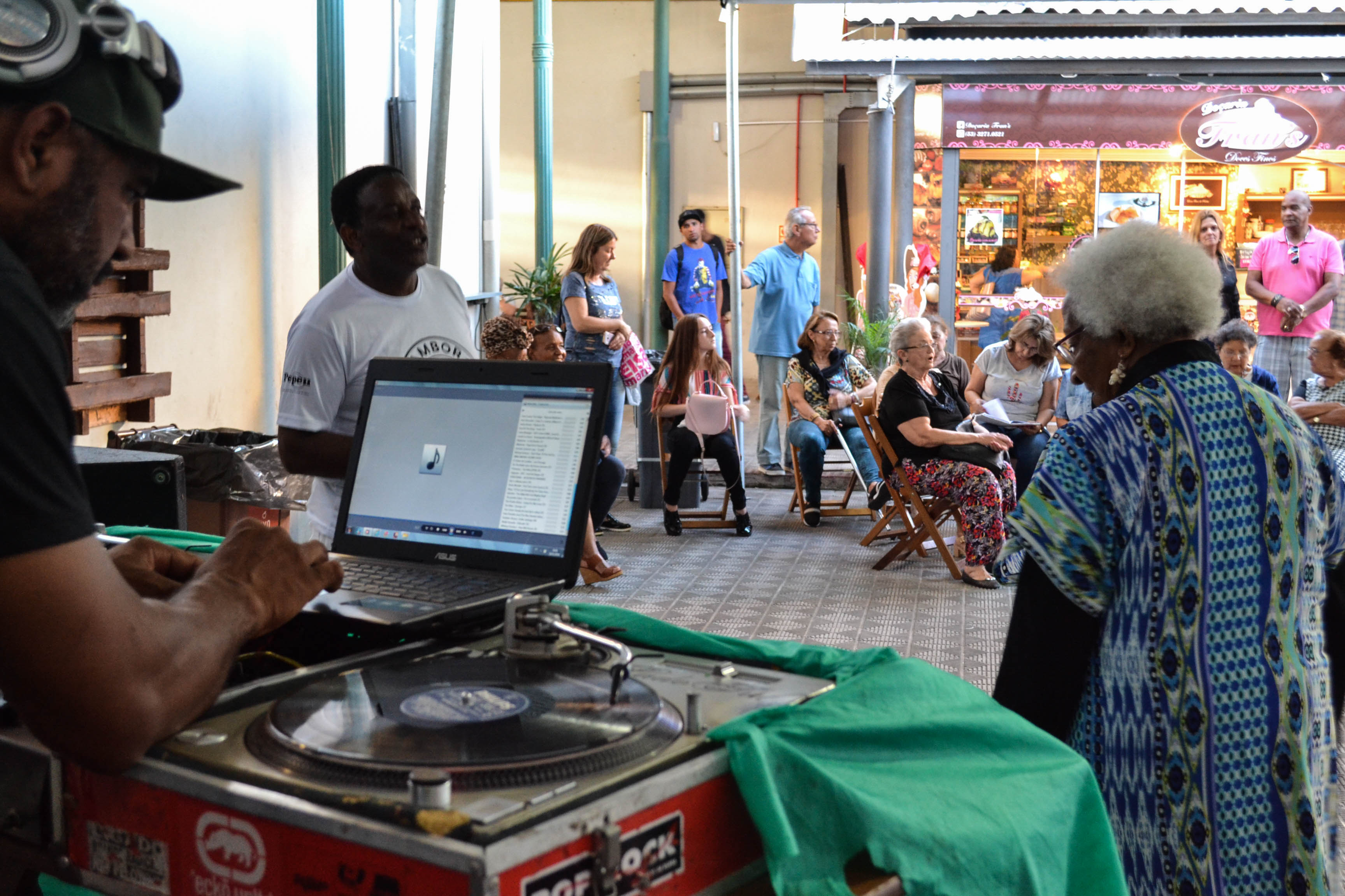DJ Vagner e a mestra griô agitaram o Mercado Central
