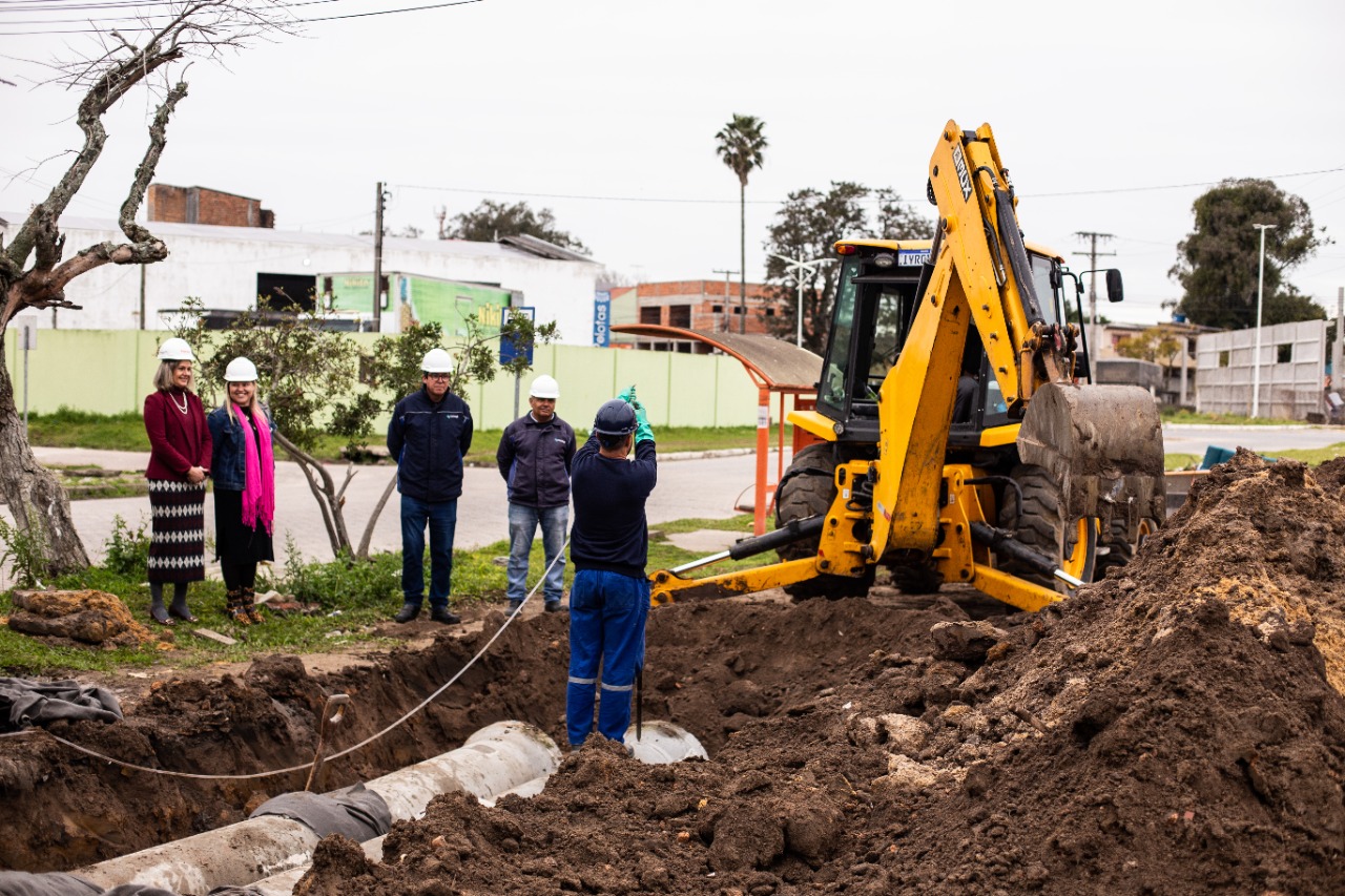 Sanep instala tubulação em trecho próximo à Unidade Básica de Saúde do bairro para agilizar escoamento da chuva na região
