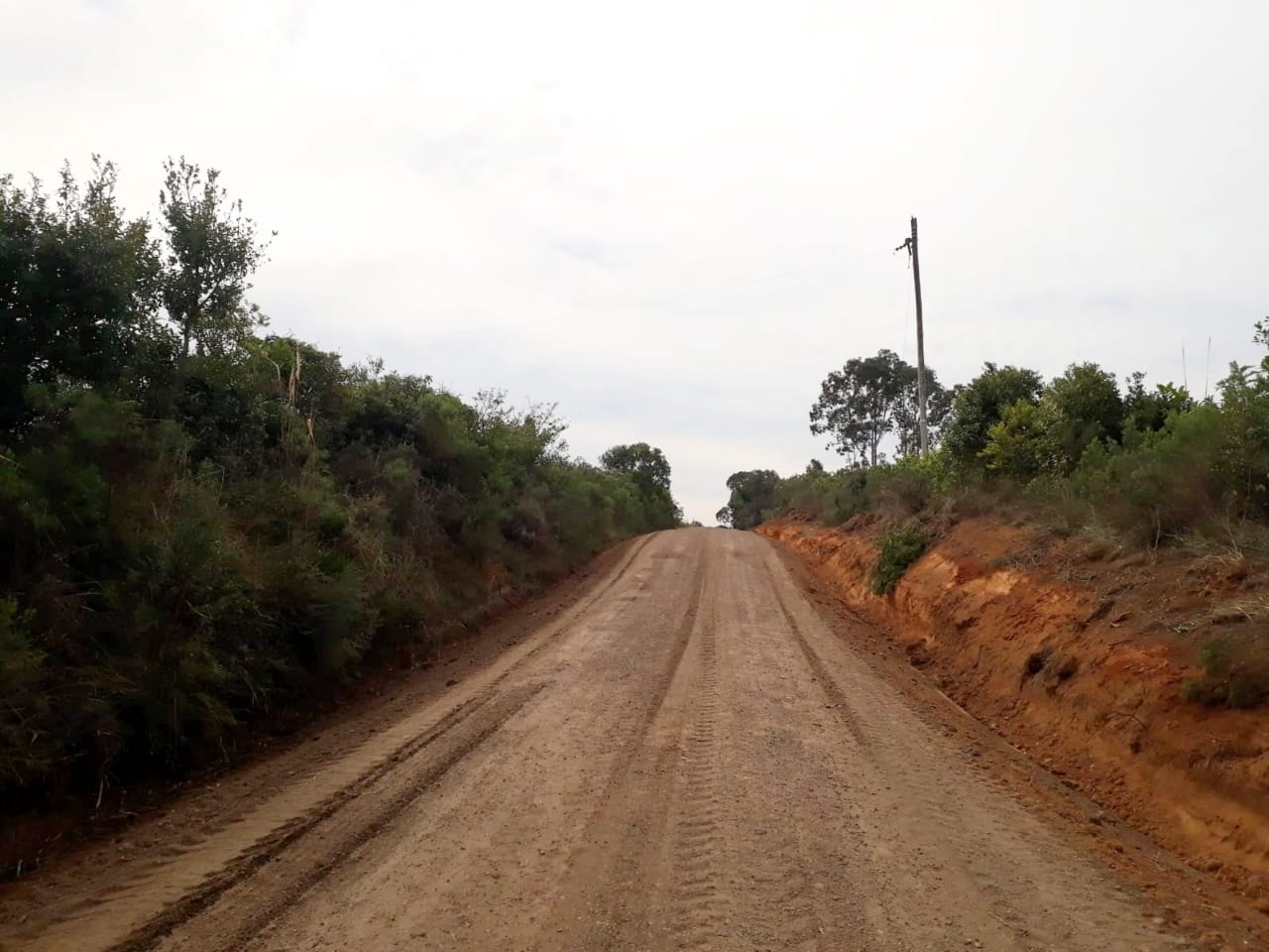 Prefeitura, com equipe da Secretaria de Desenvolvimento Rural, realiza patrolamento, drenagem e construção e reforma de bueiros