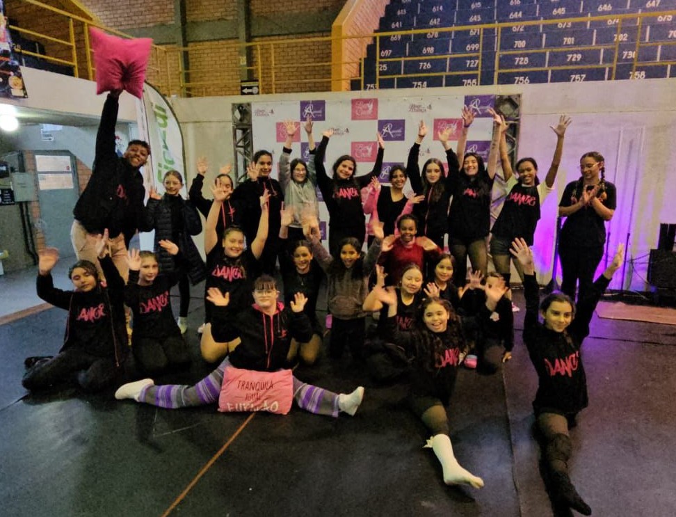 Uma equipe com 22 dançarinas esteve em evento na cidade de Bagé