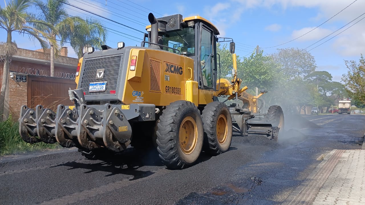 Equipes da Secretaria de Obras também trabalharam em reparos em vias de blocos de concreto, tapa-buracos paliativos e ajudaram outras secretarias