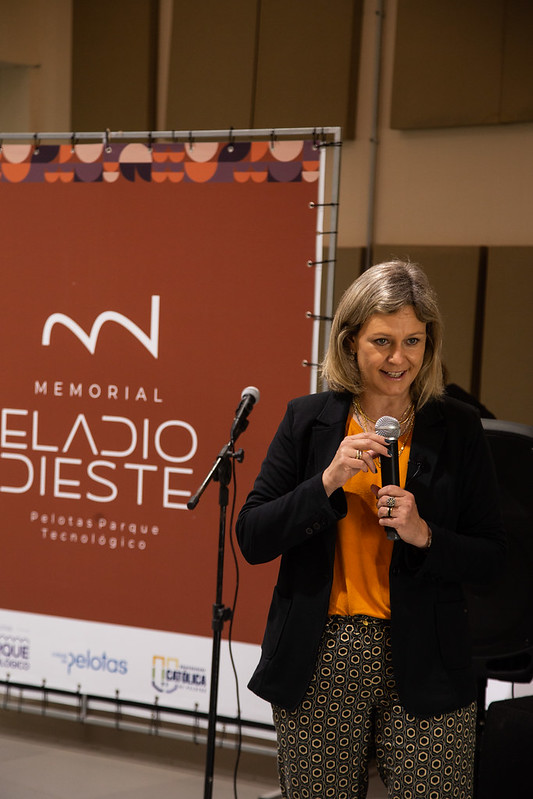 Prefeita Paula Mascarenhas acompanha evento. Marca e projeto arquitetônico do memorial são apresentados e o espaço deve ser inaugurado em 2022, durante as comemorações de 210 anos de Pelotas