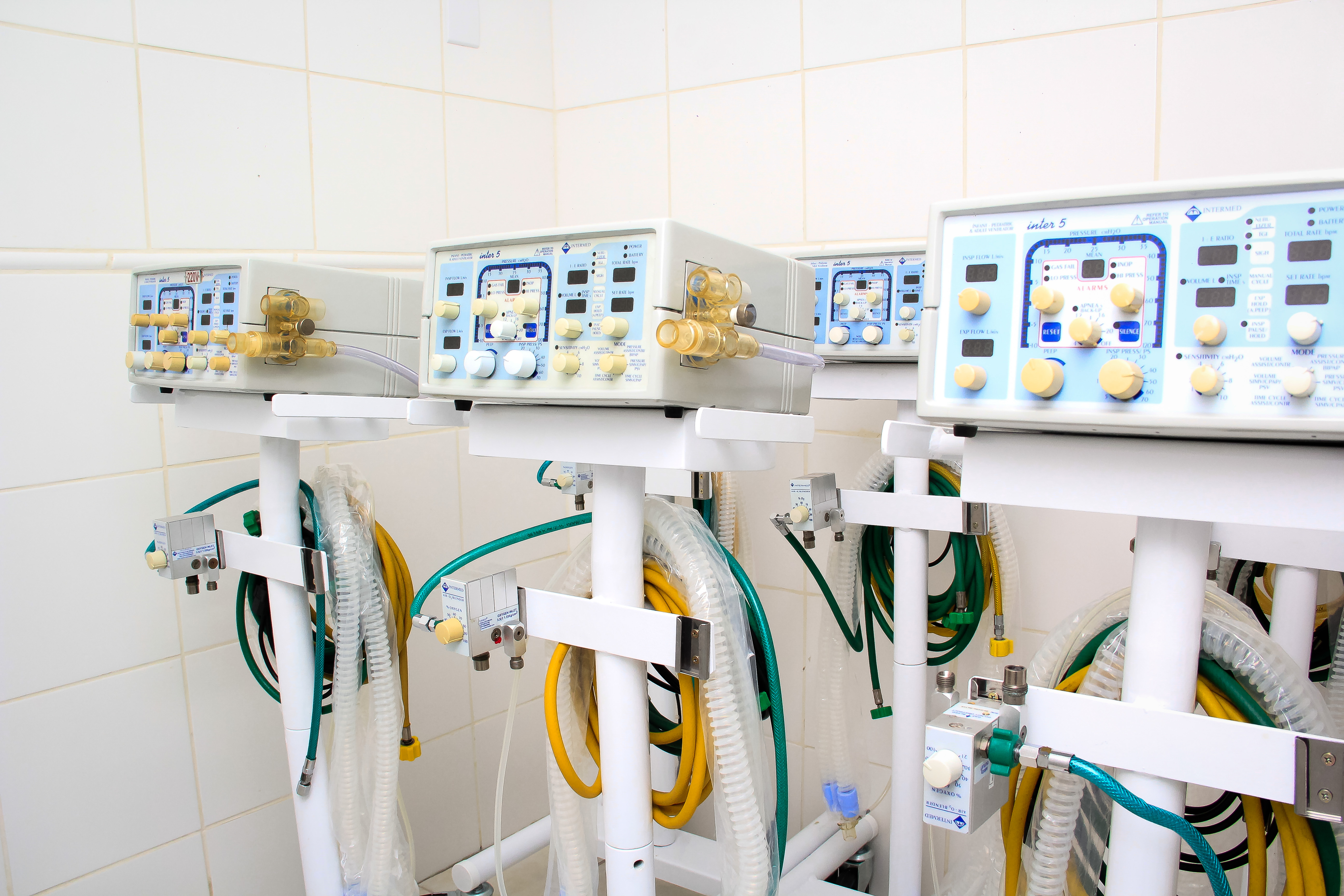 Prefeitura investiu R$ 225 mil na compra de cinco equipamentos essenciais no tratamento de pessoas com problemas respiratórios graves; outros dois foram doados por empresários. Município ainda aguarda 20 aparelhos prometidos pelo Ministério da Saúde