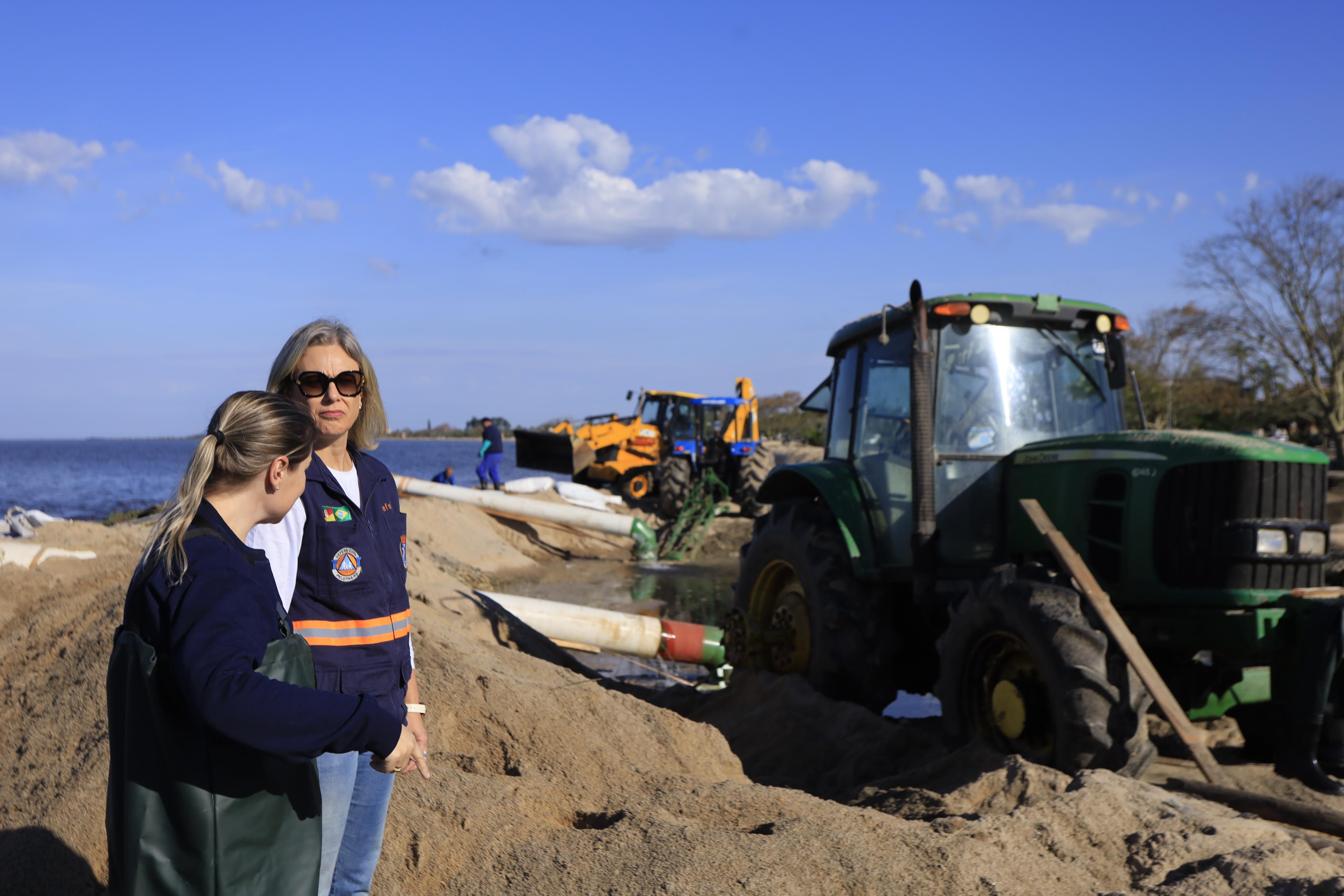 Paula visitou a região da orla e acompanhou o trabalho de drenagem da equipe da Prefeitura, possibilitado pela redução do nível da Lagoa dos Patos