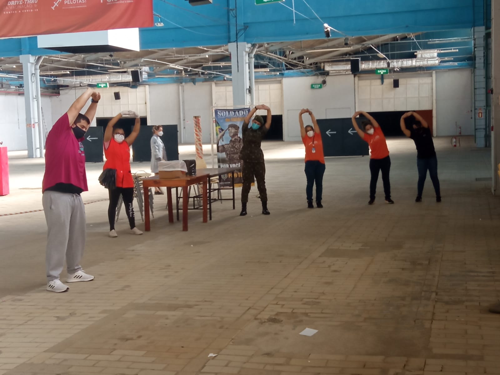 Agentes de Trânsito e profissionais de saúde participaram de ginástica laboral. Atividade melhora a qualidade de vida e mostra a importância da realização de exercícios físicos