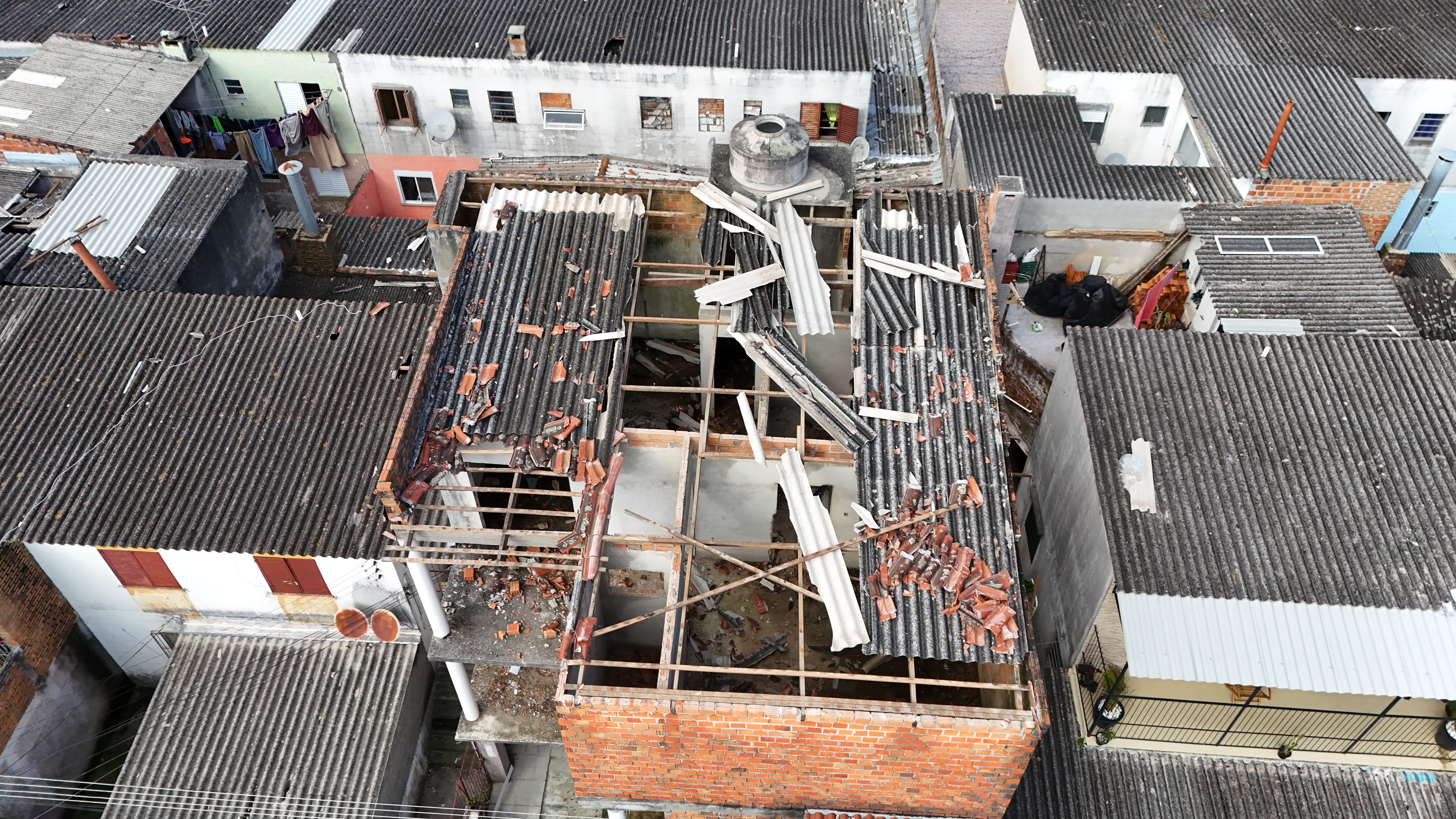 Destelhamentos dominam a pauta de danos provocados pelo evento extremo, indica parecer da Secretaria de Urbanismo (Seurb). Administração atua em força-tarefa para mitigar problemas