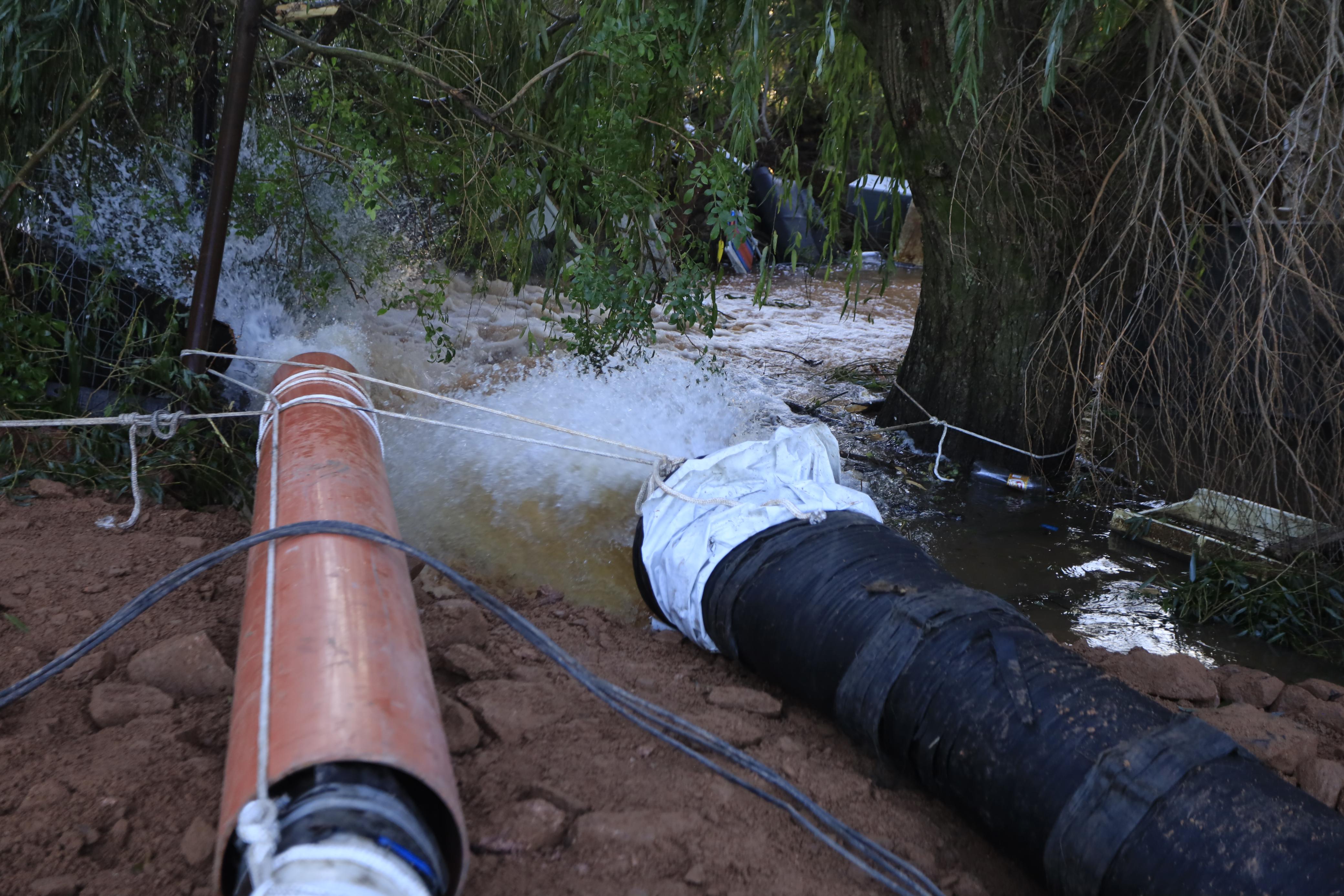 Casa de bombas Pontal da Barra volta a funcionar com o incremento de duas bombas pluviais flutuantes para dar vazão às águas da enchente nos balneários Santo Antônio e Valverde