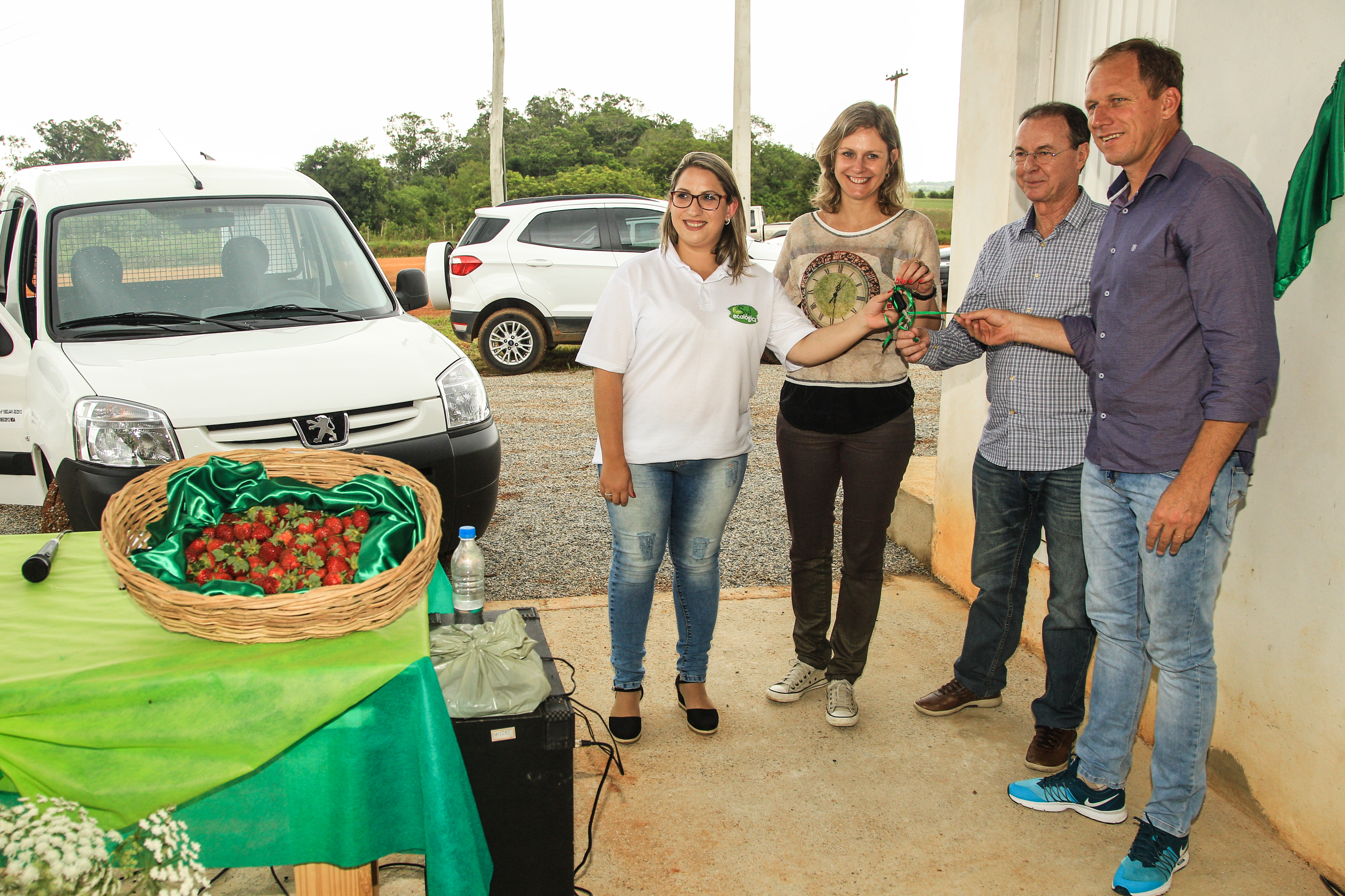 Prefeita participou da cerimônia ao lado do secretário de Desenvolvimento Rural, Jair Seidel