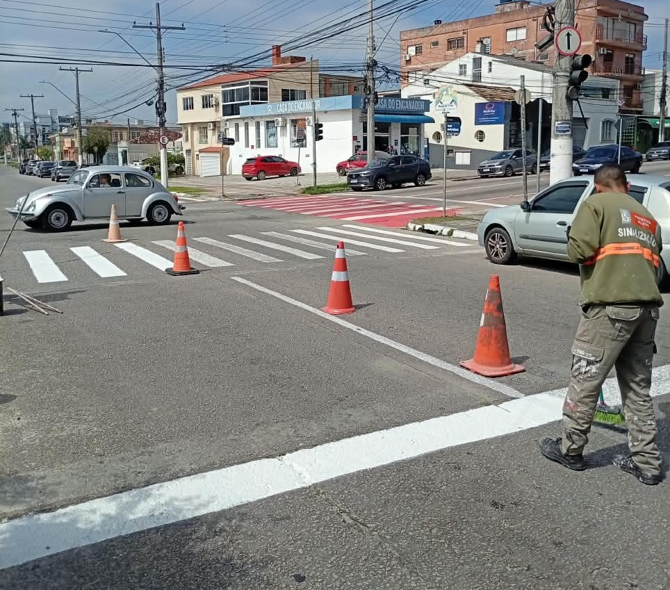 Secretaria refaz também a pintura em trechos da avenida Domingos de Almeida e na rótula da Carlos Gotuzzo Giacoboni com Theodoro Muller