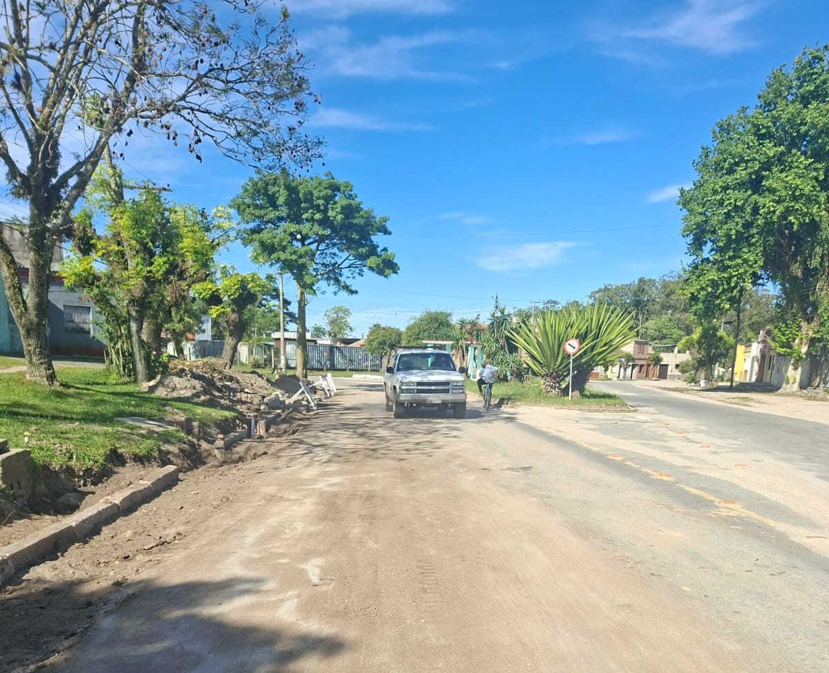 Avenida Barão de Corrientes, no Areal Fundos, aumenta largura após limpeza a cargo da Prefeitura. Material removido é aproveitado em obras