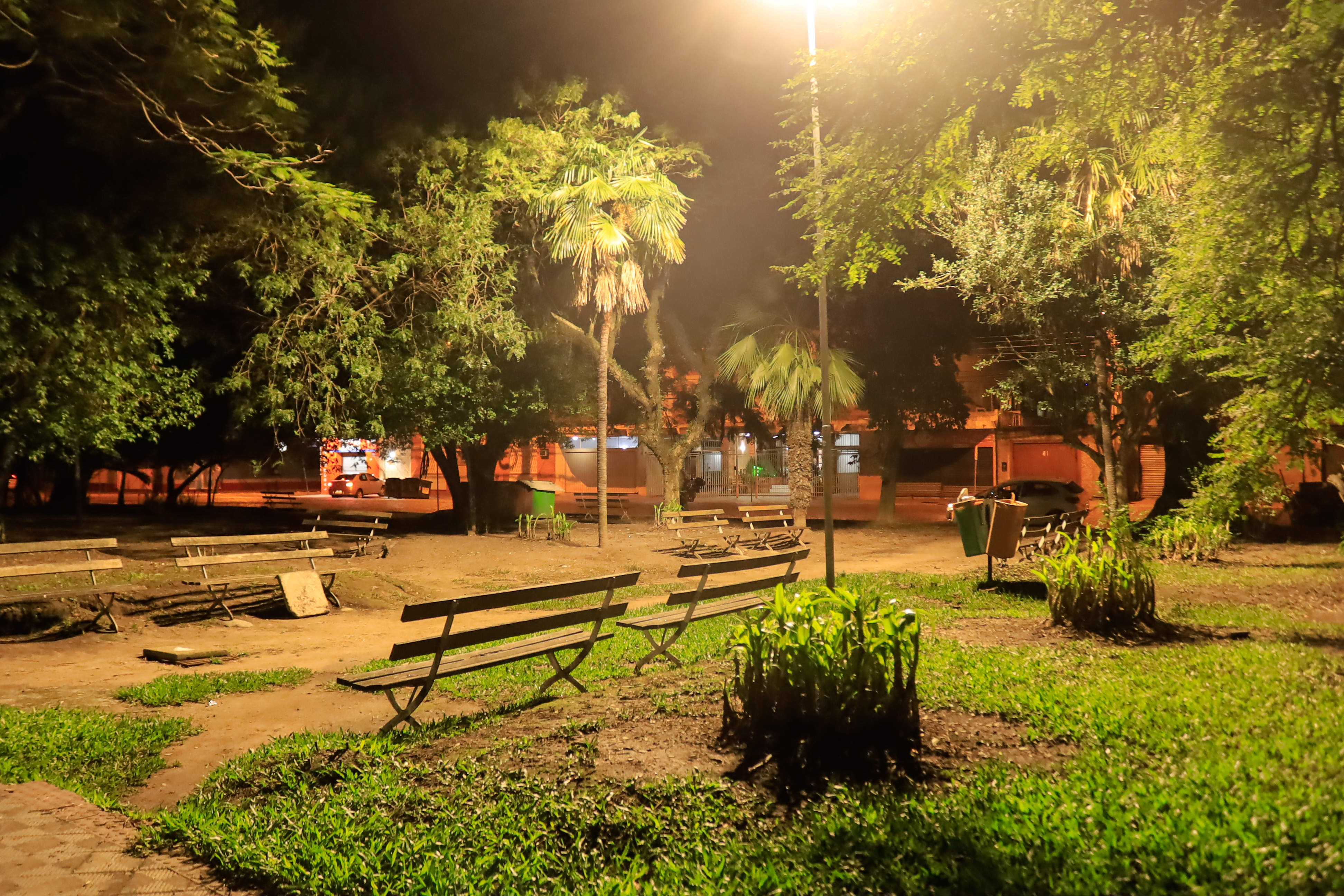 Equipes da Prefeitura trabalharam durante dois dias na praça para recuperar instalações e luminárias