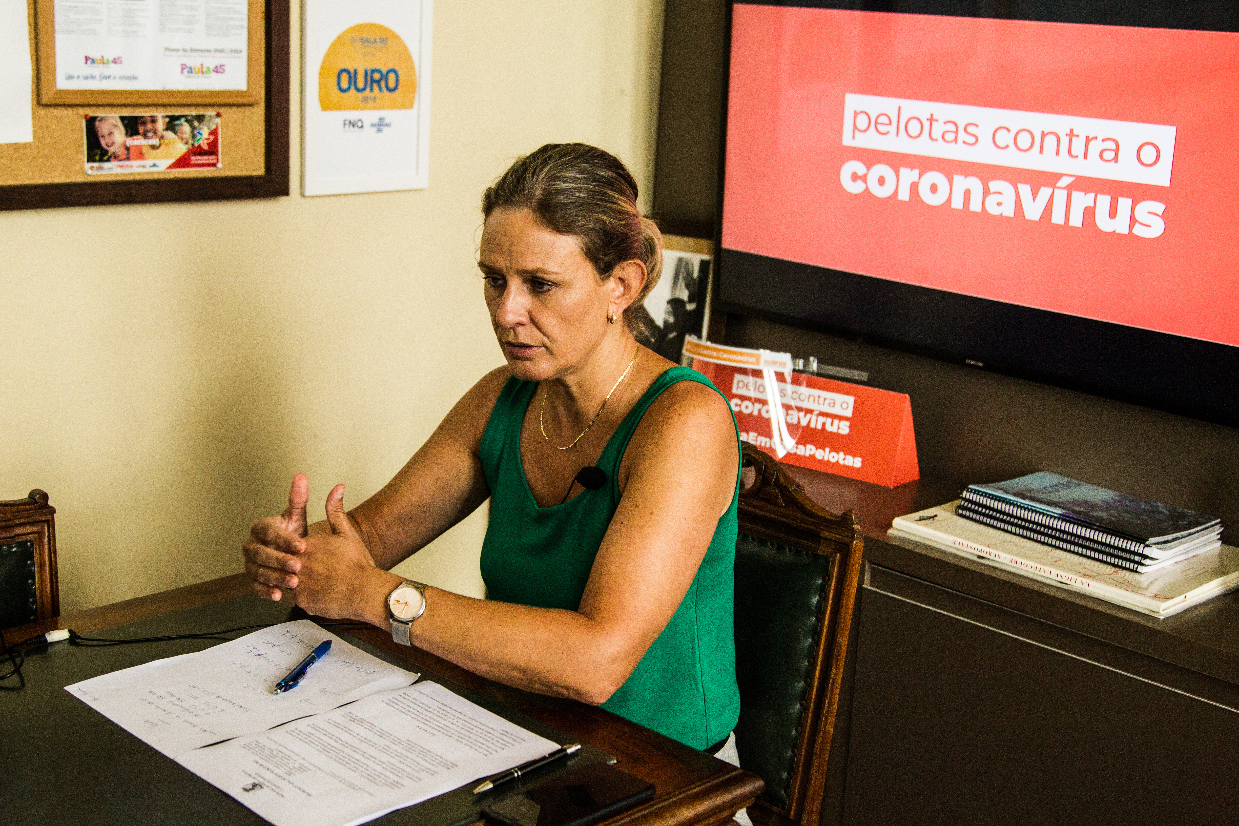 Em transmissão ao vivo, prefeita anuncia o fechamento de atividades e nova ampliação do número de leitos de UTI Covid