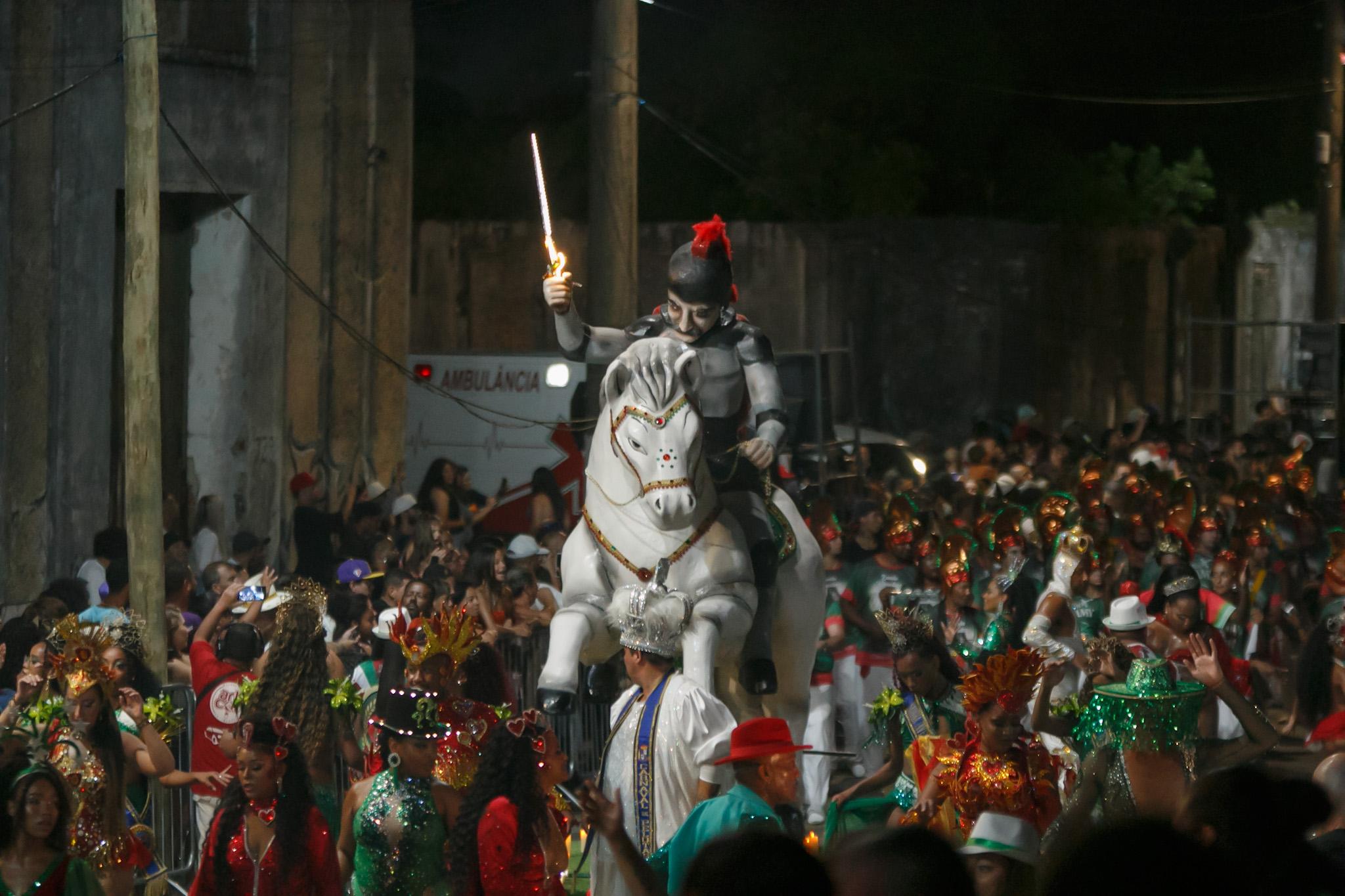 Apresentação das entidades marcou a terceira noite competitiva na passarela do samba. Campeãs serão conhecidas nesta terça-feira (17), com desfile das vencedoras a partir das 20h