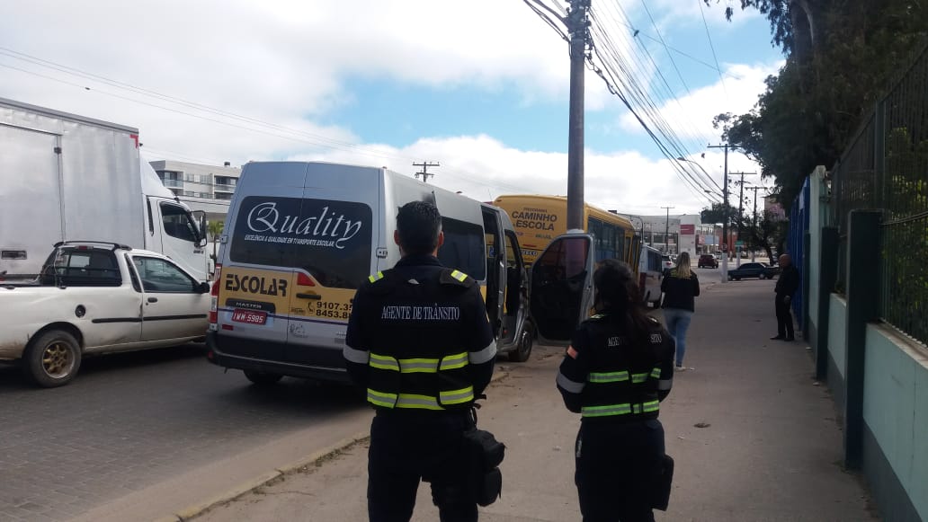 Agentes de trânsito estão inspecionando vans para coibir irregularidades e evitar veículos clandestinos