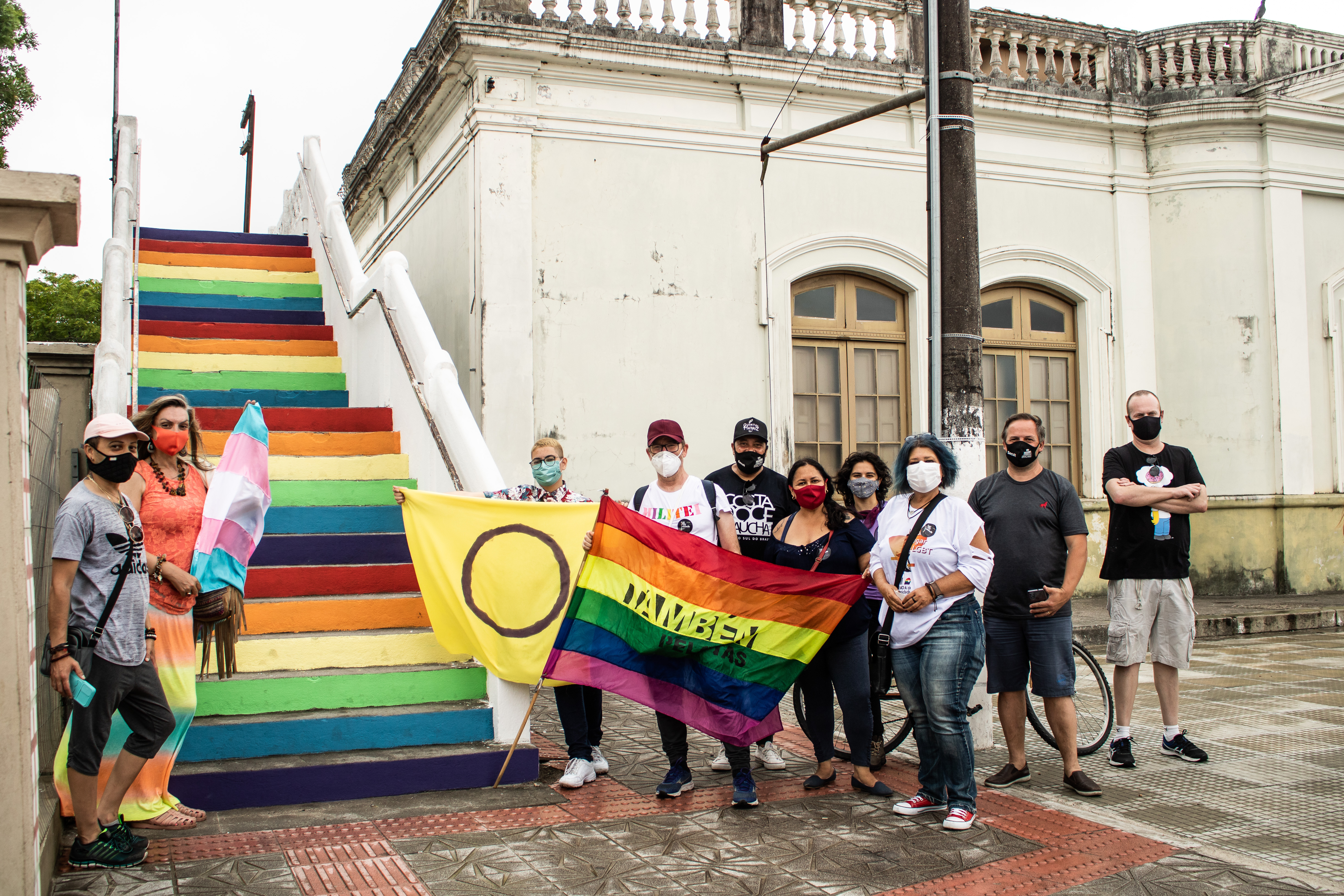 Pintura dos degraus com as cores do arco-íris integra a 5ª Semana da Diversidade